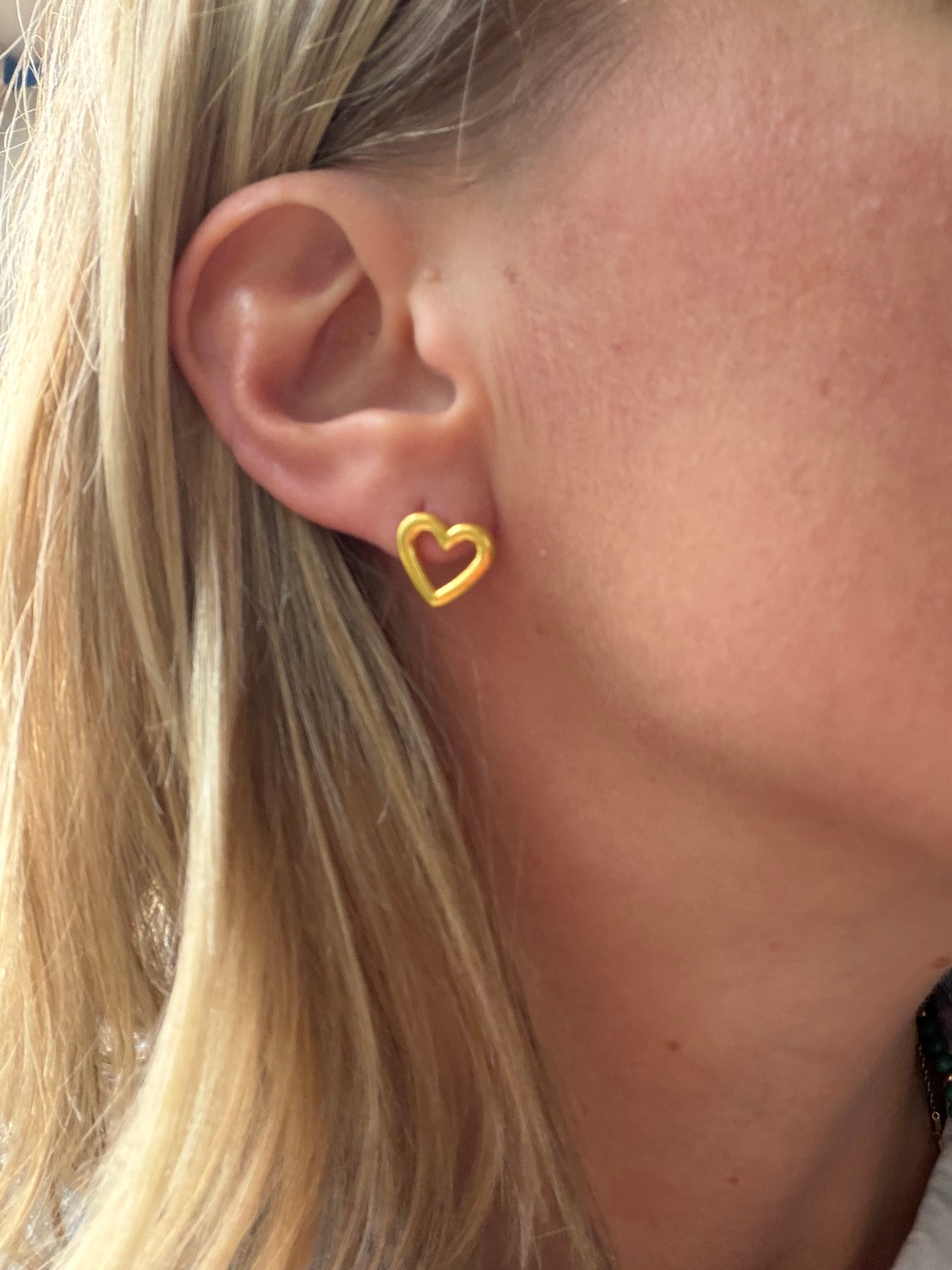 24k gold heart post earring by MENE