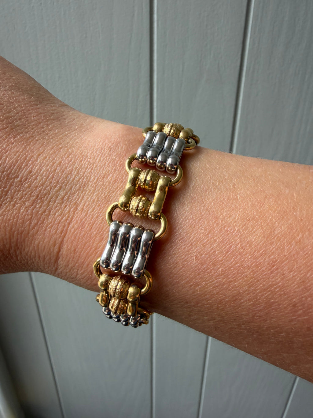 two tone textured wavy peanut link