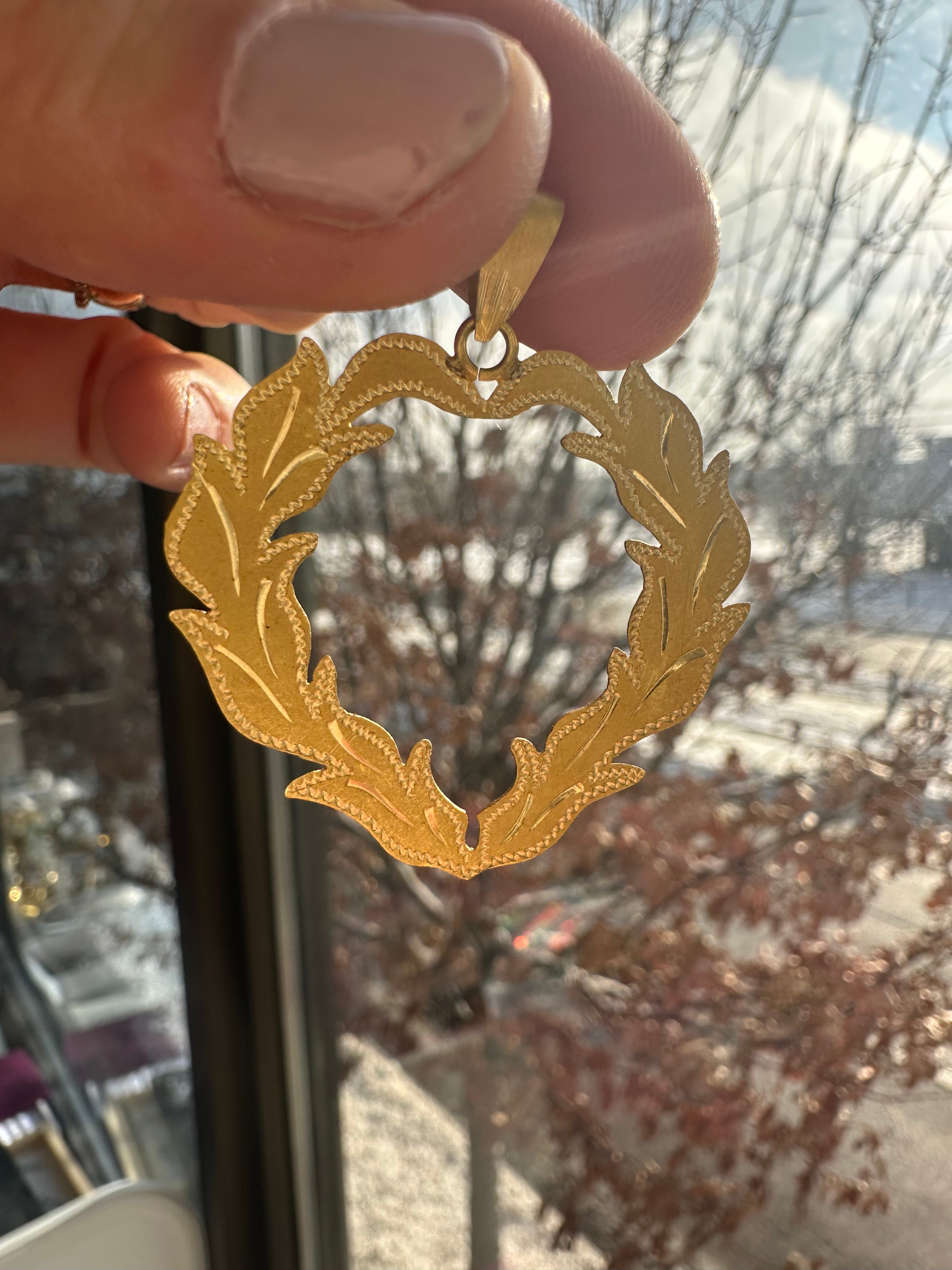 18k gold heart shaped wreath/leaves pendant
