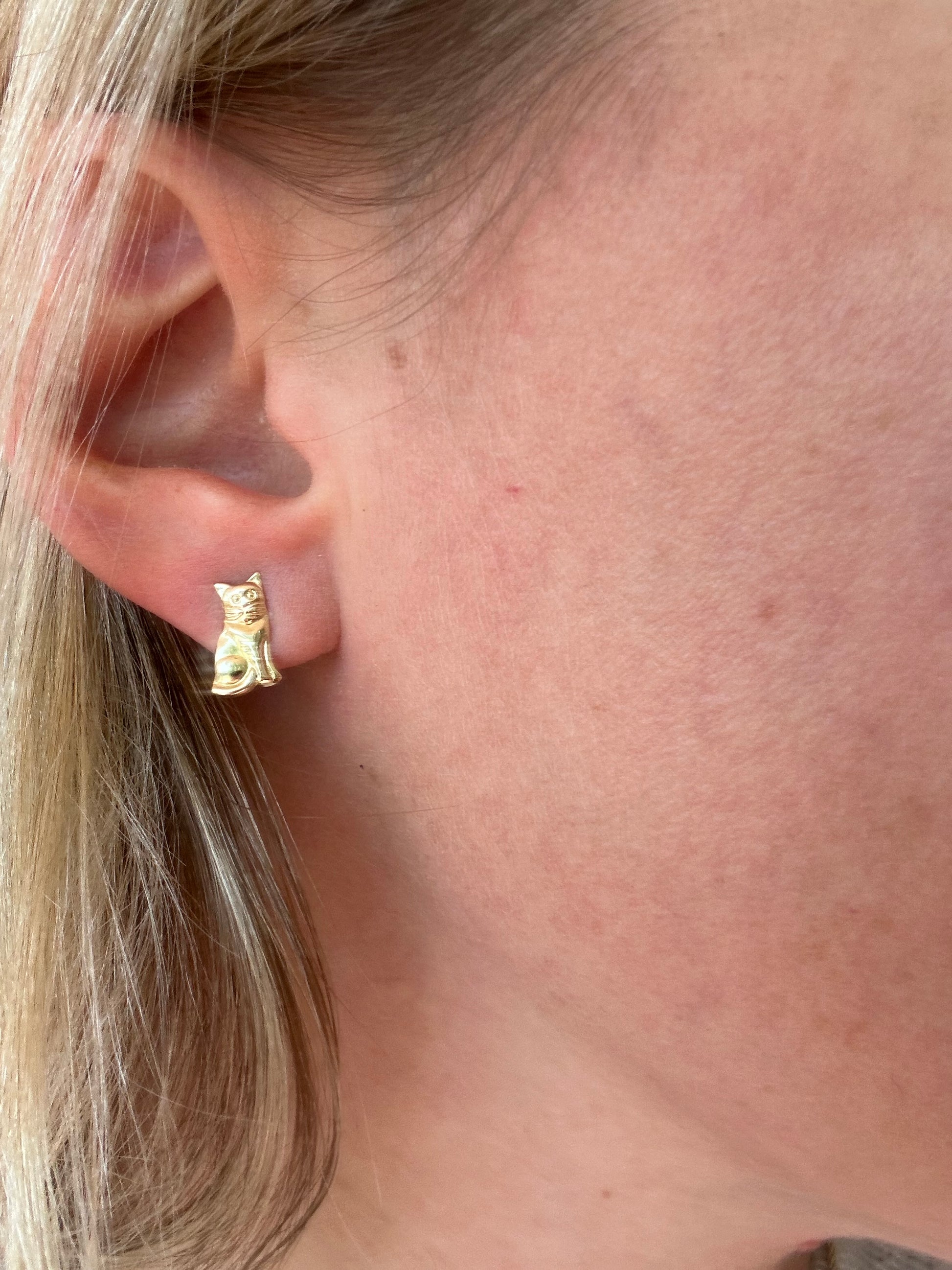 motif stud earrings