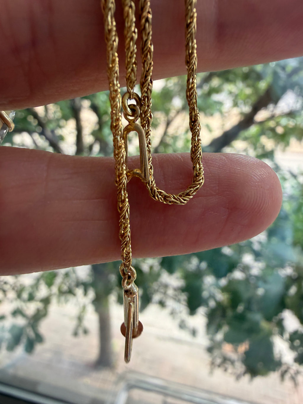 15.5" sparkly twist link chain with great clasp
