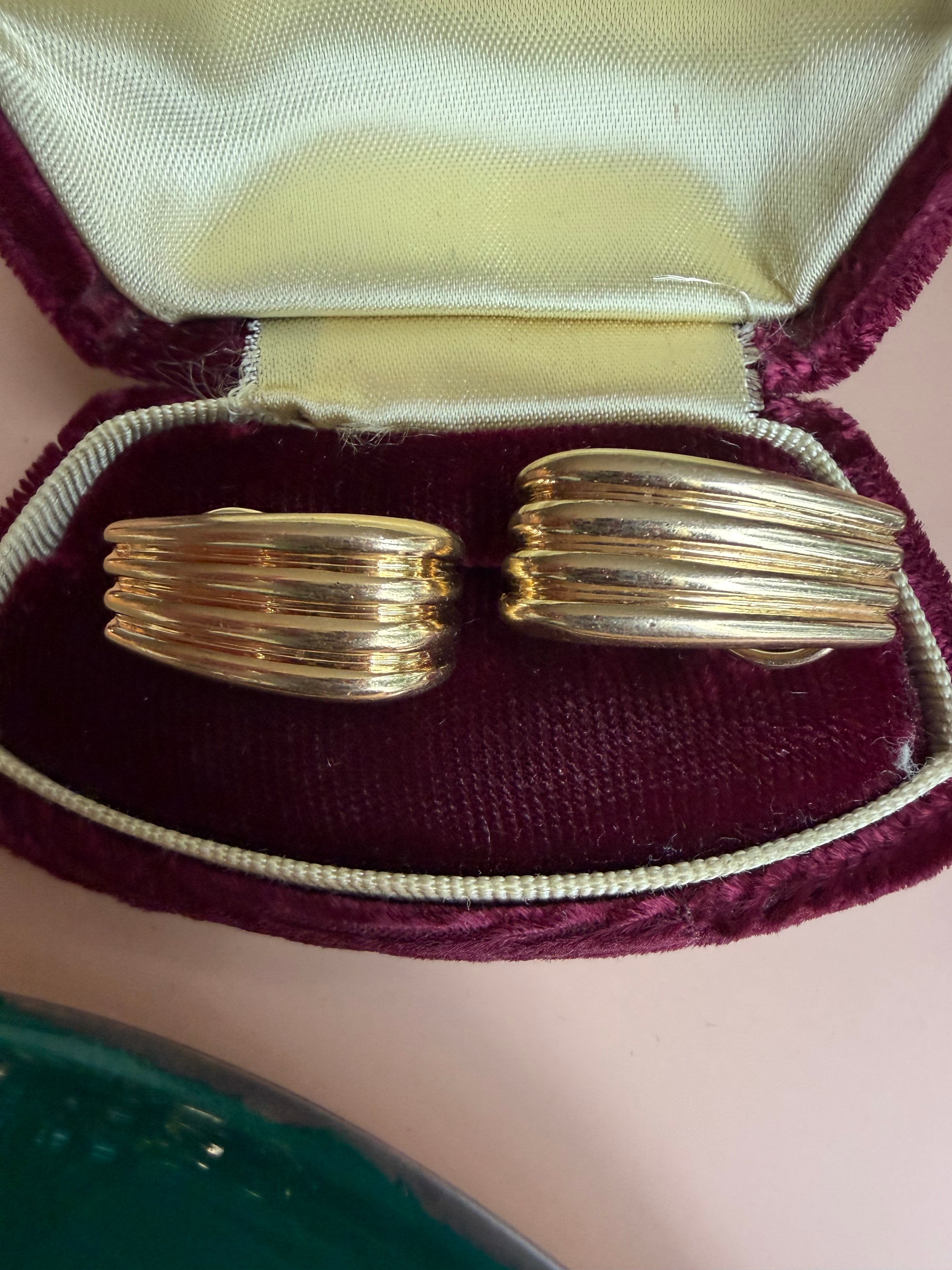 ribbed J hoop with omega backs