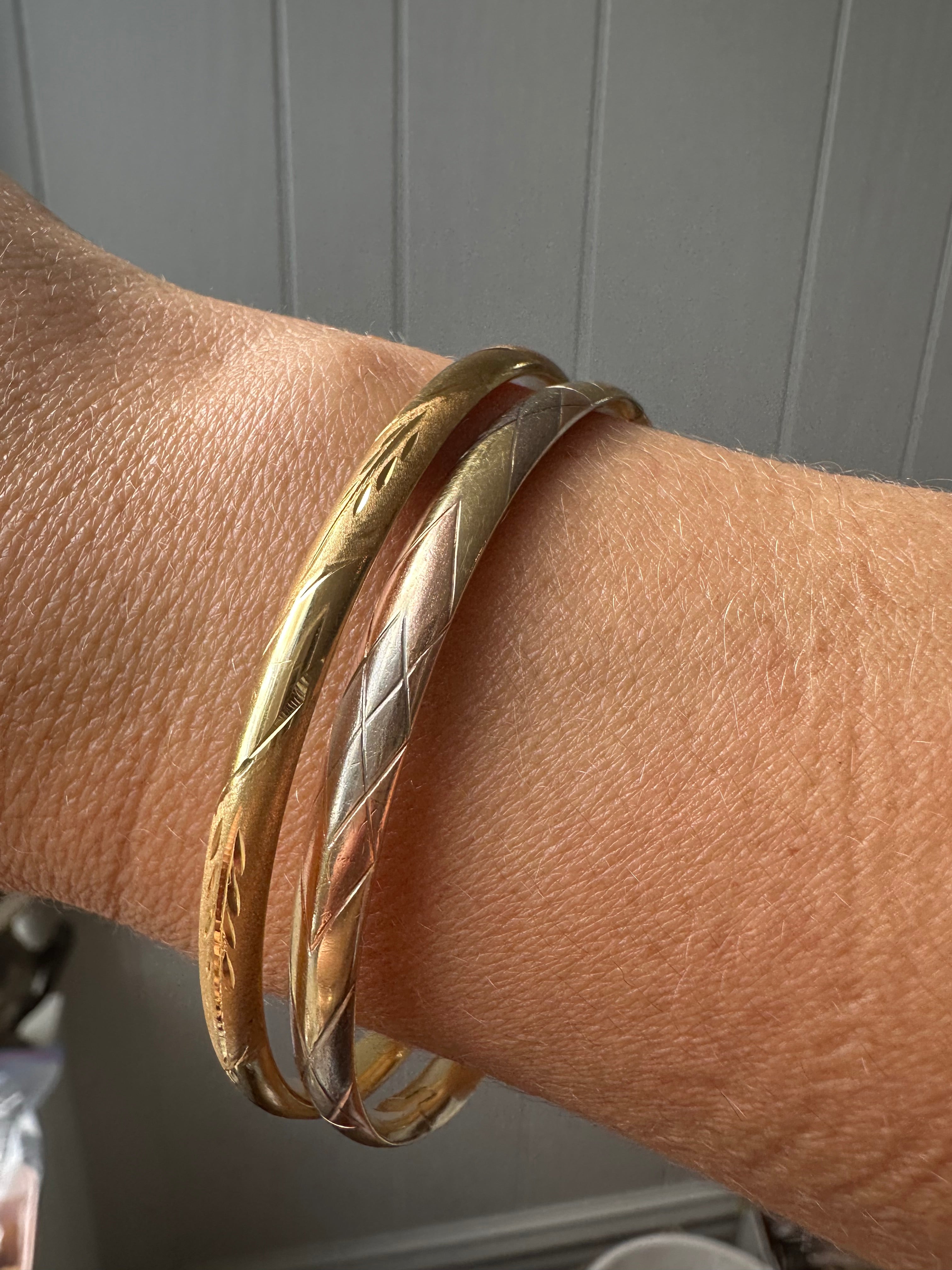 18k etched hinged bangle