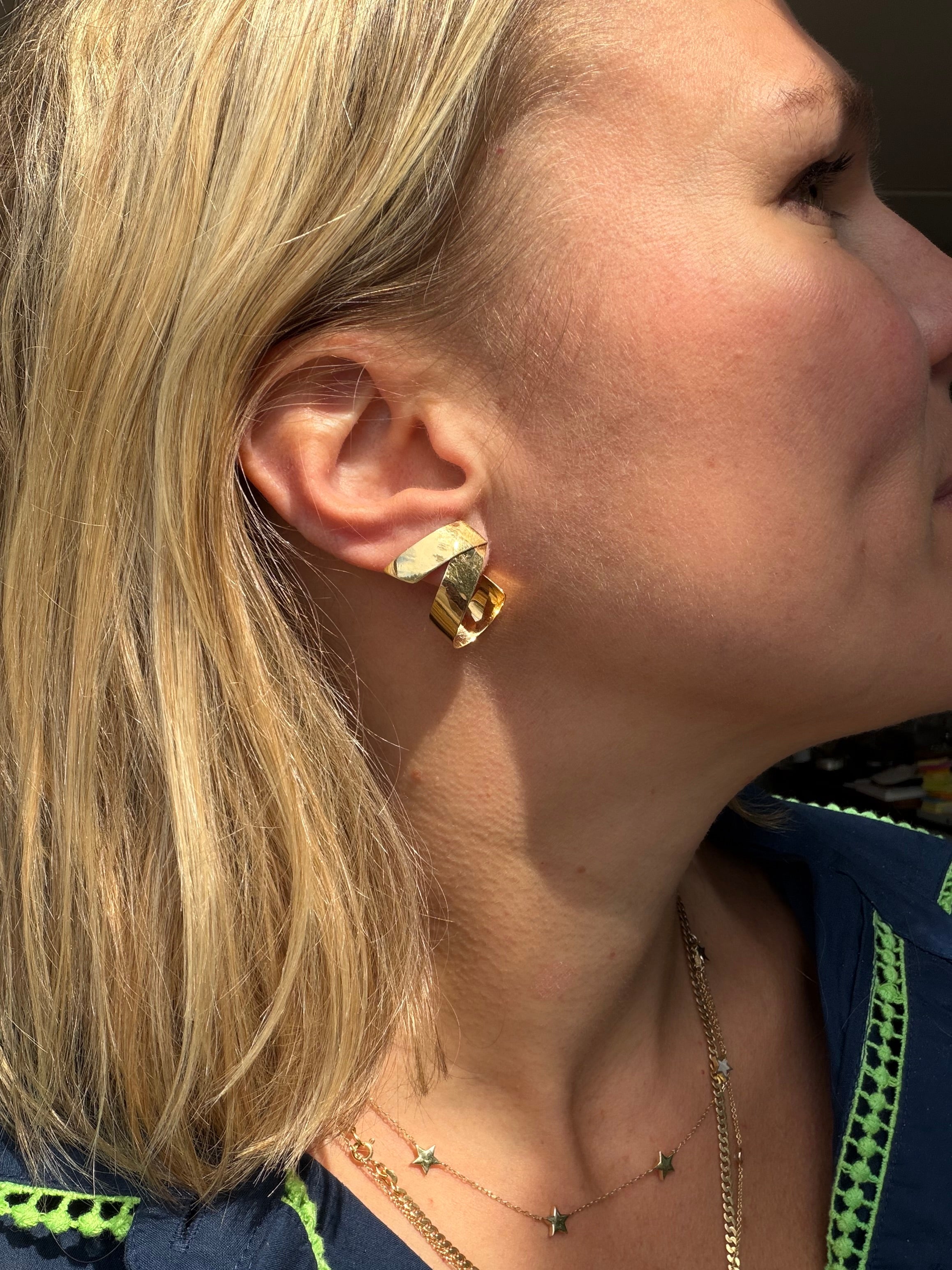 signed curly ribbon post earring