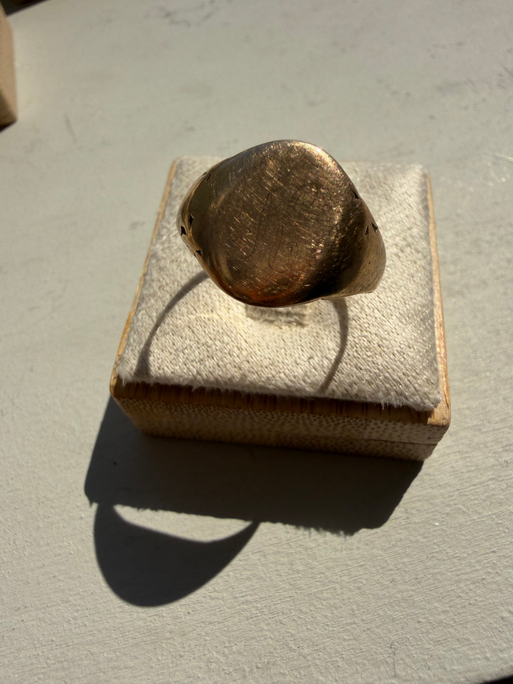 faint K 10k rosy tone signet