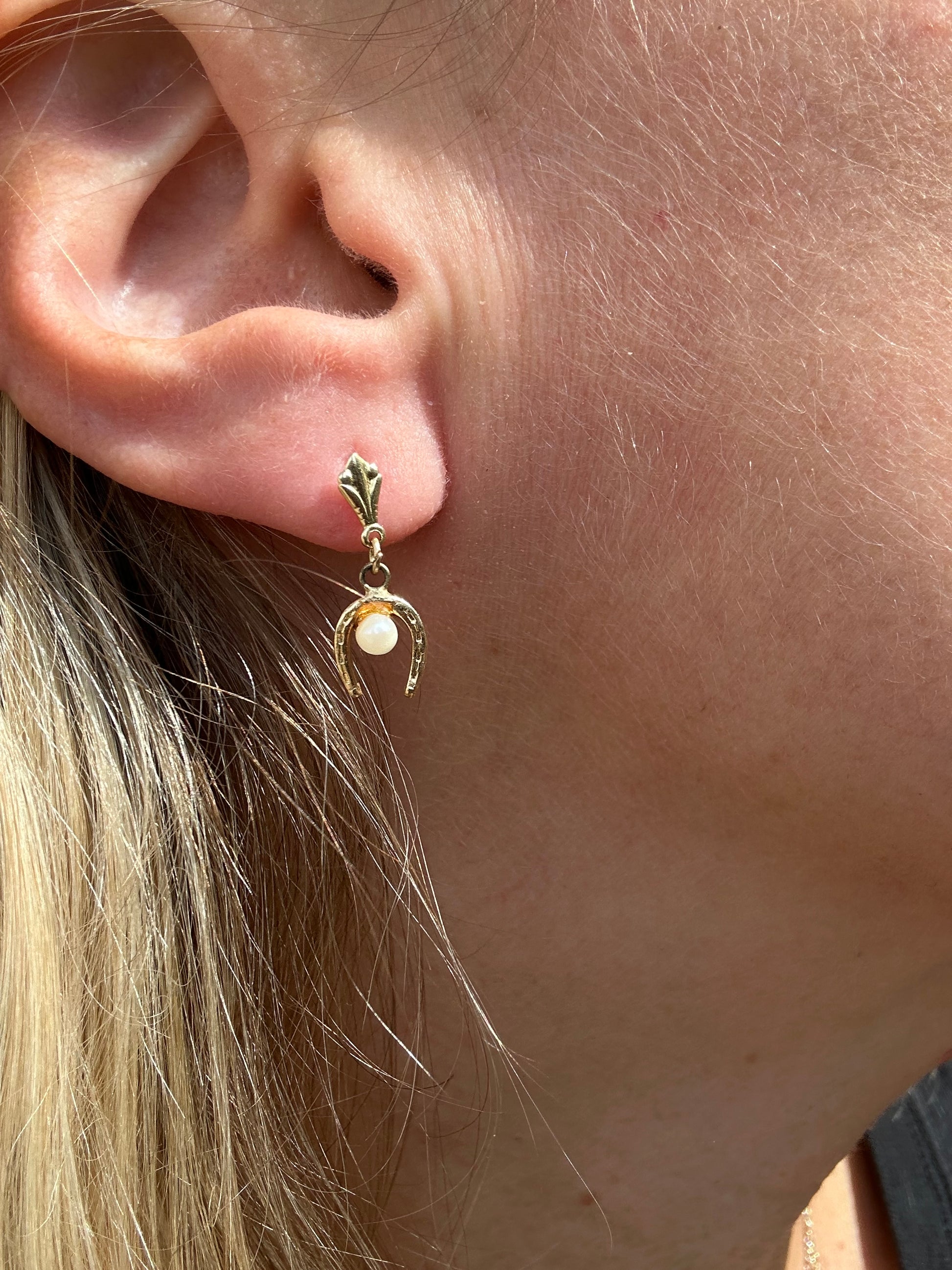 horseshoe pearl dangle