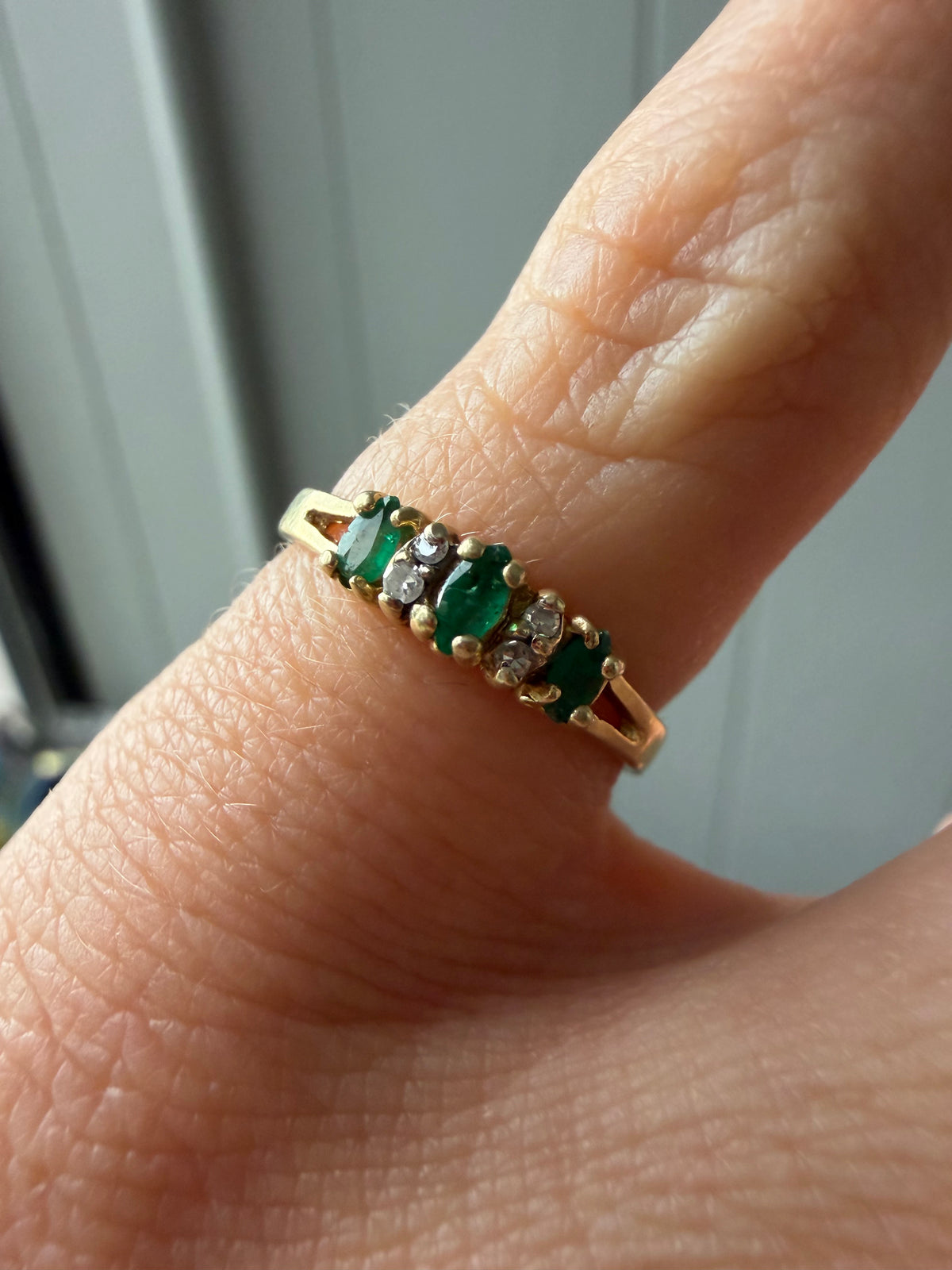 oval cut emerald and round cut diamond ring