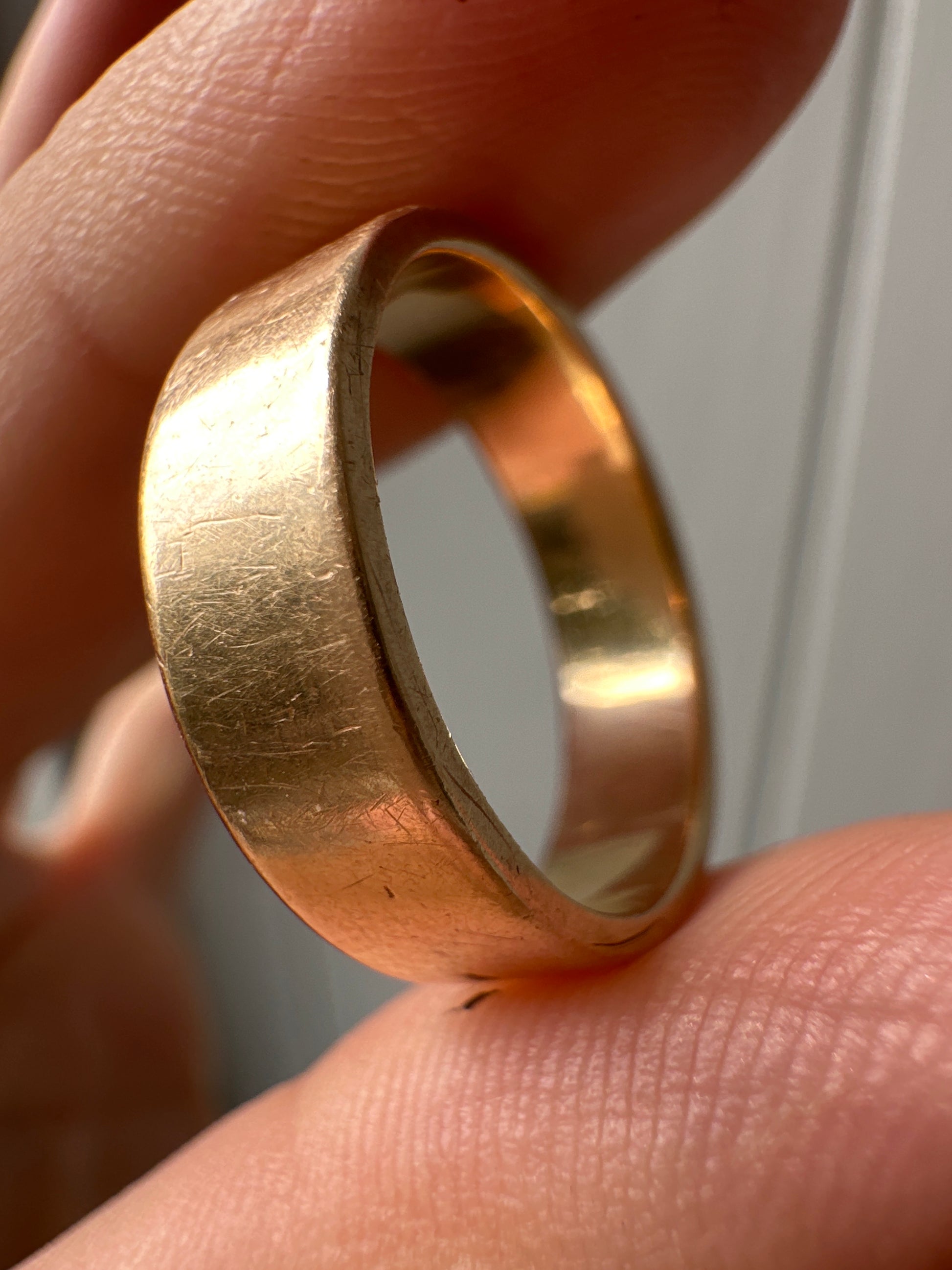 vintage pipecut yellow gold band