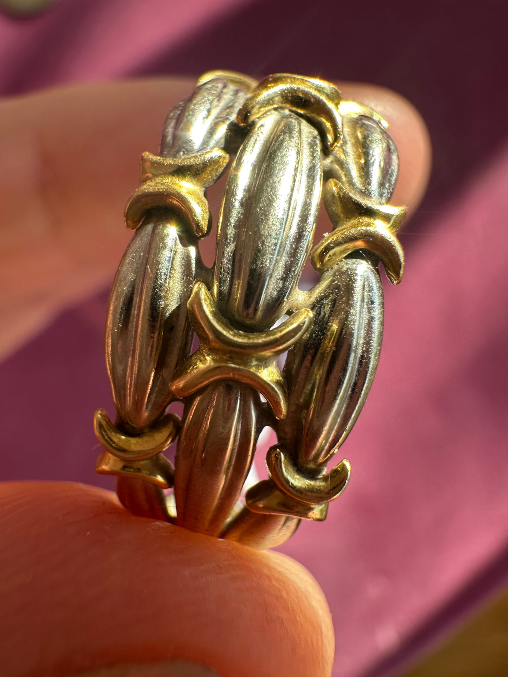 18k white gold with yellow X band