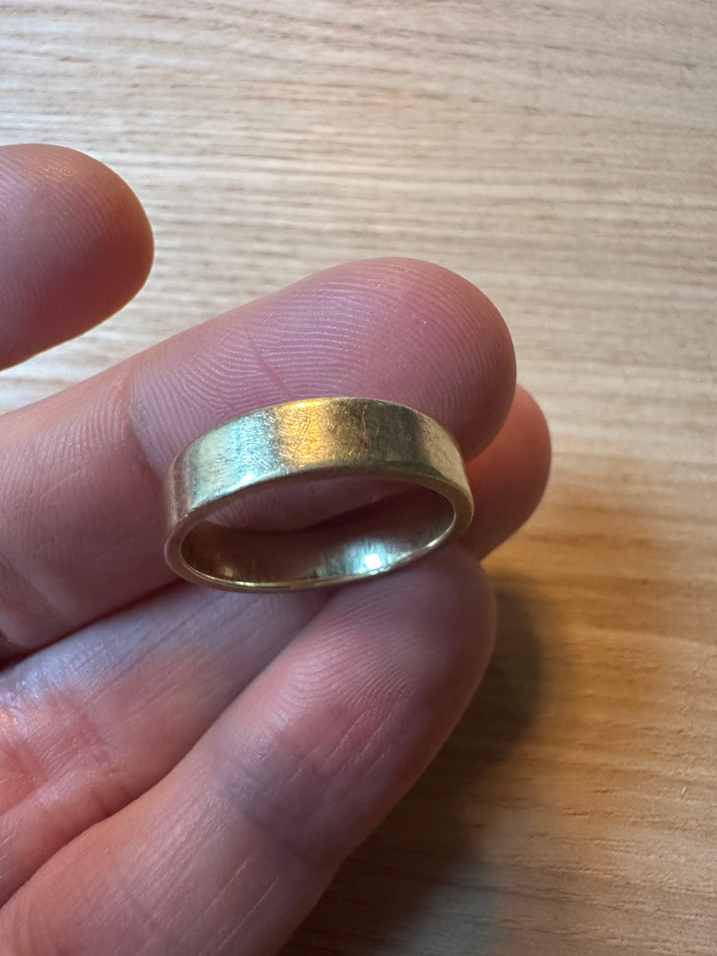 5.5mm pipecut yellow gold band