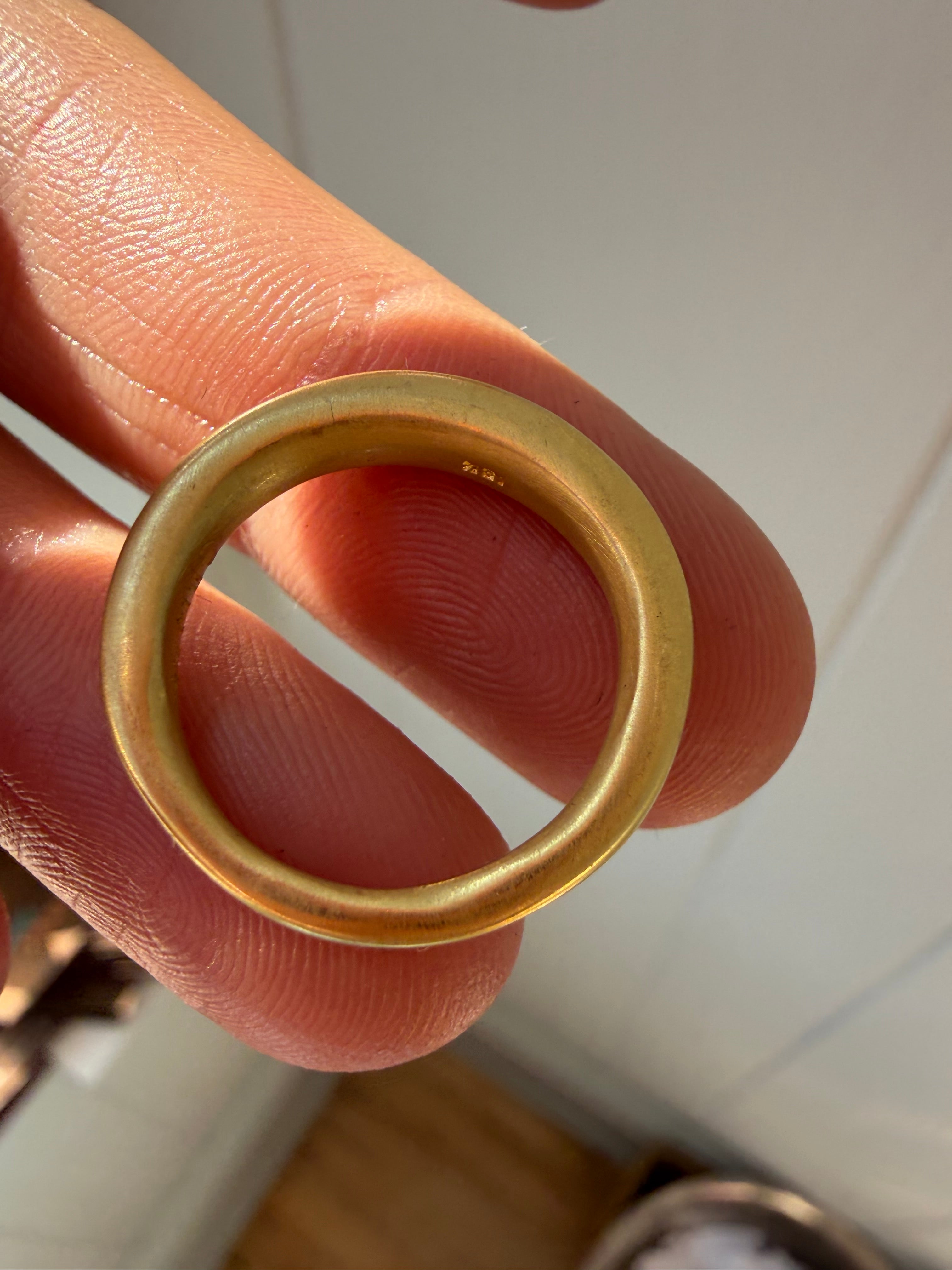 18k matte finish graduated donut band