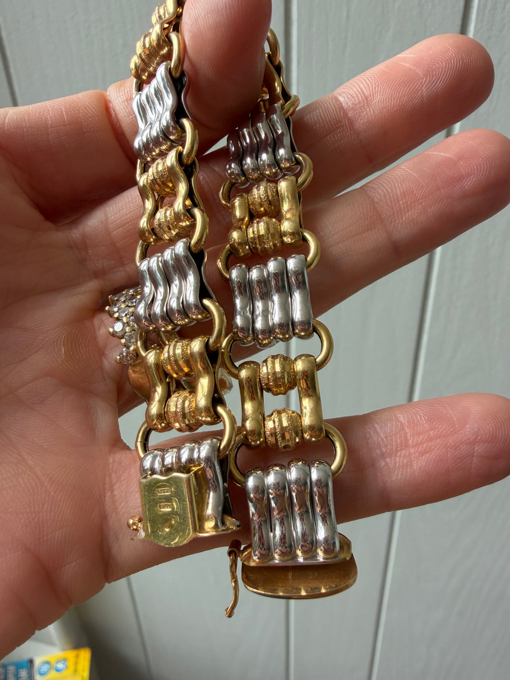two tone textured wavy peanut link