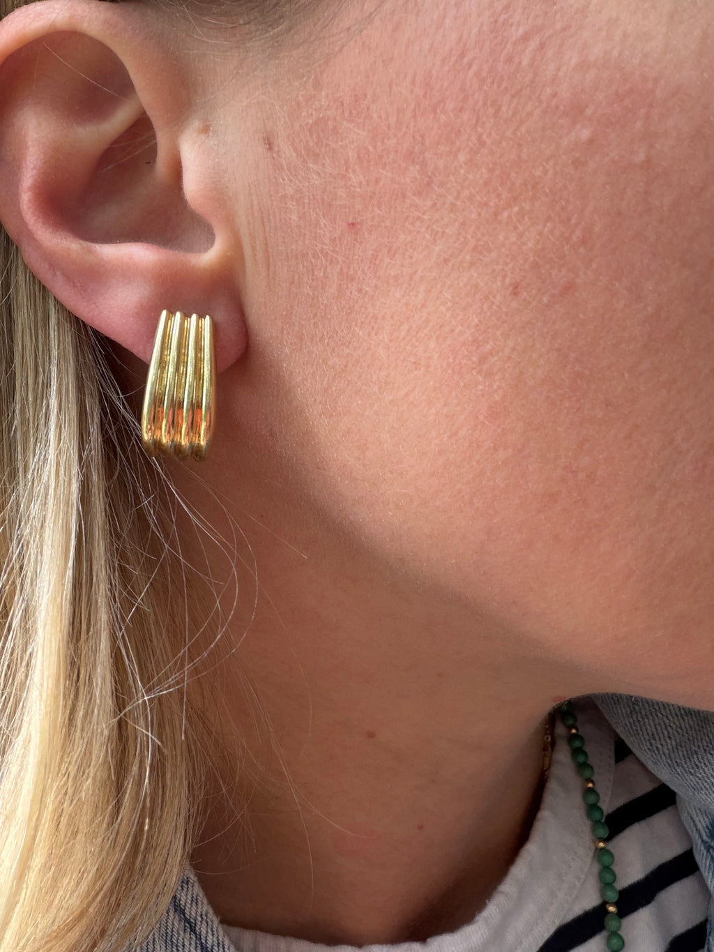 ribbed J hoop with omega backs
