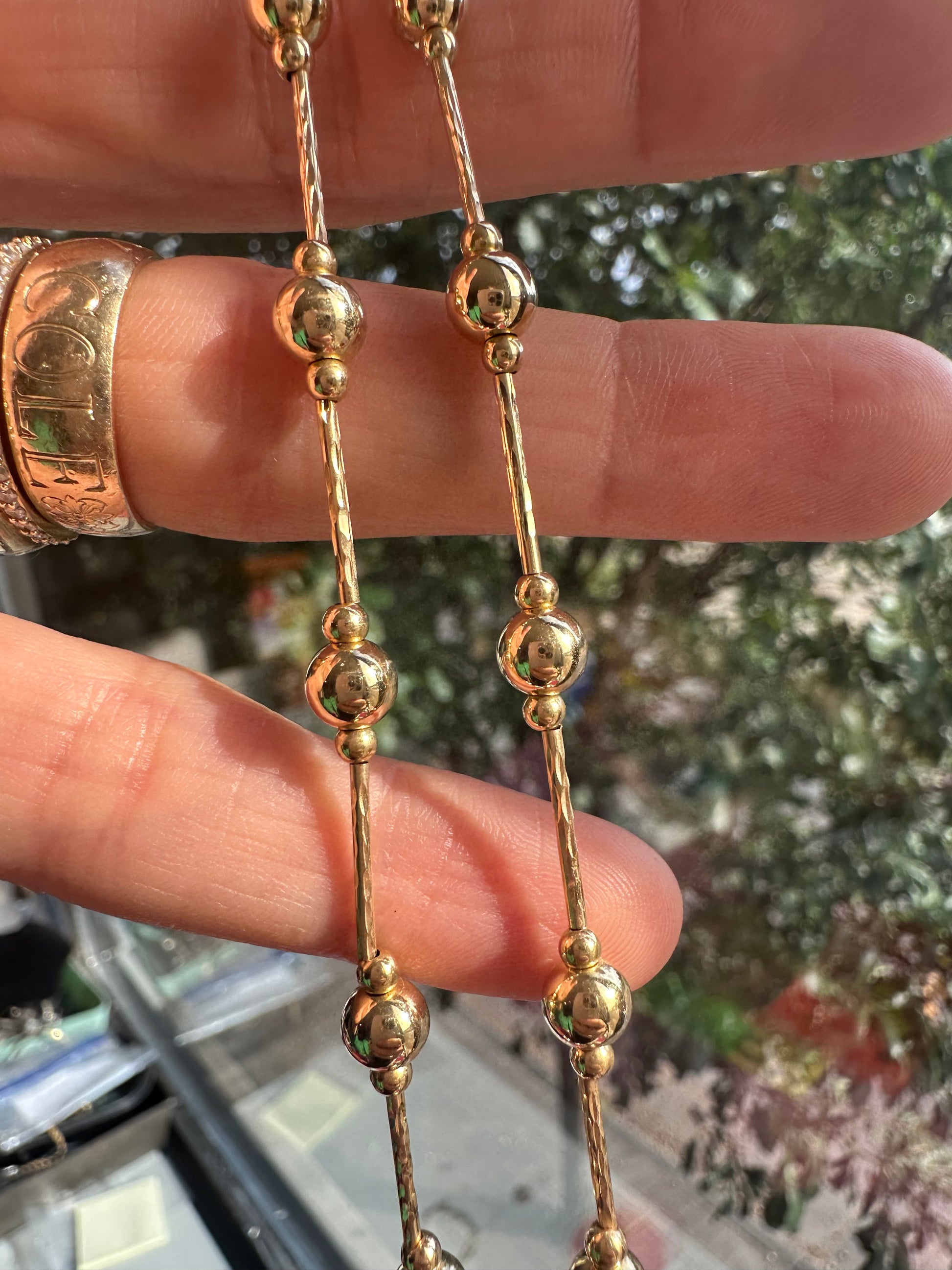 faceted bar and ball station chain