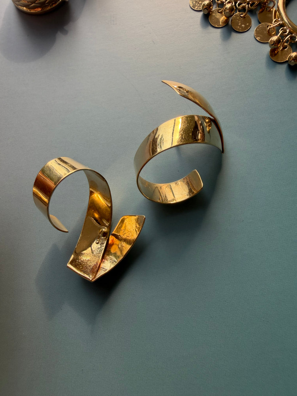 signed curly ribbon post earring