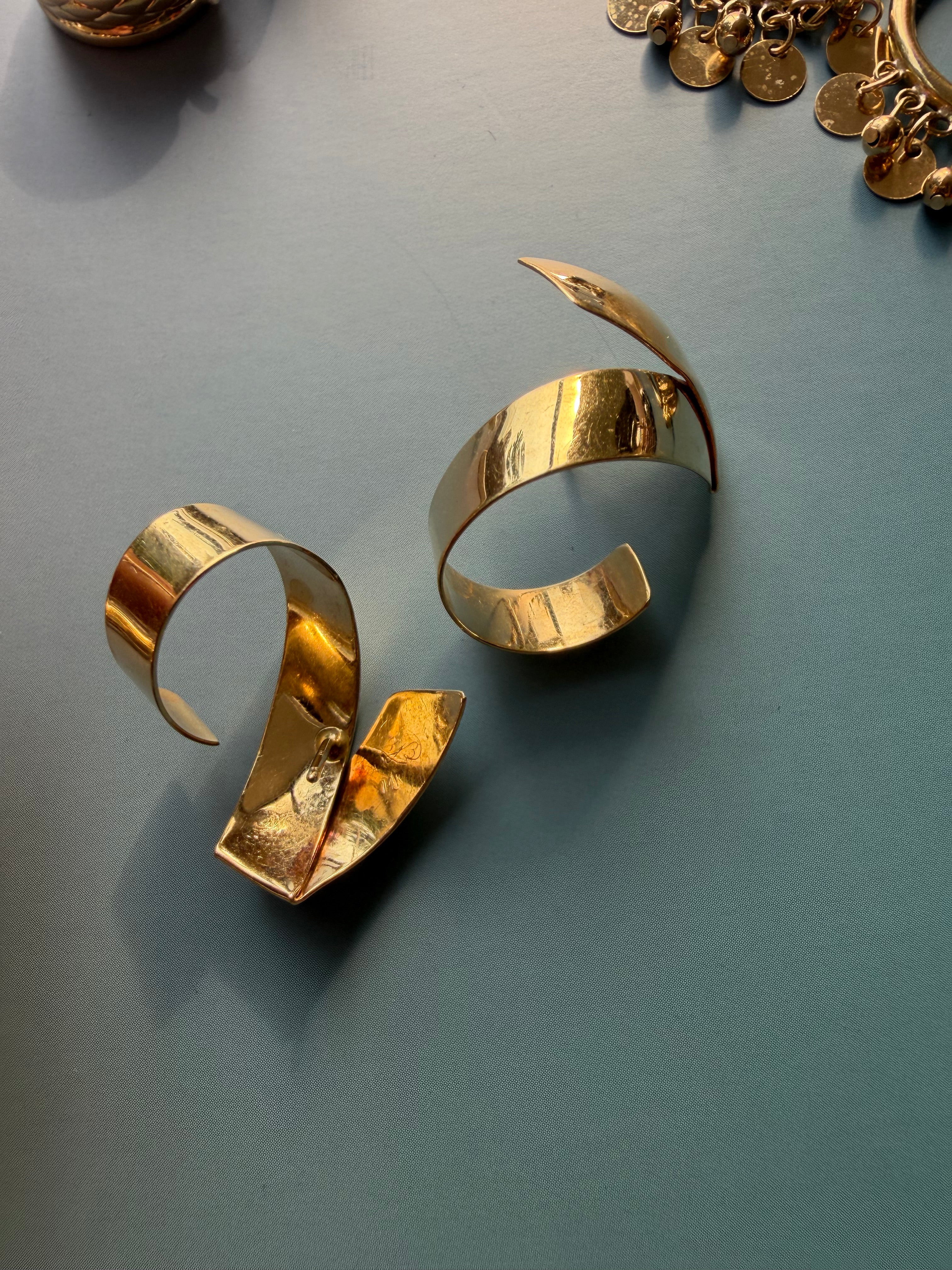 signed curly ribbon post earring