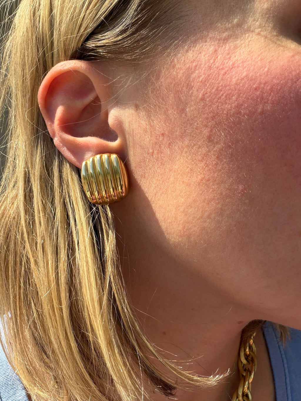 ribbed rounded square omega backs