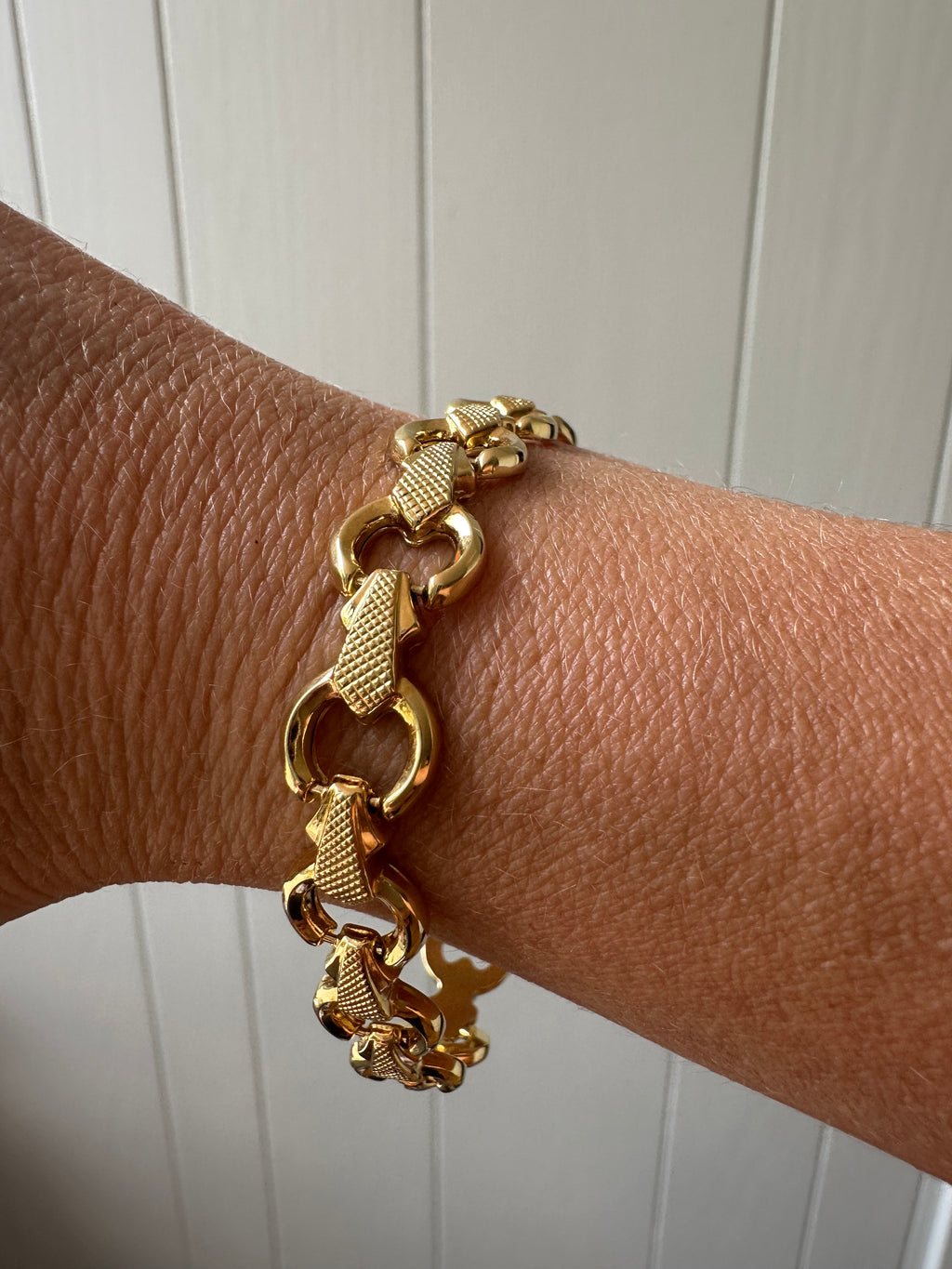 Textured and Shiny O link bracelet