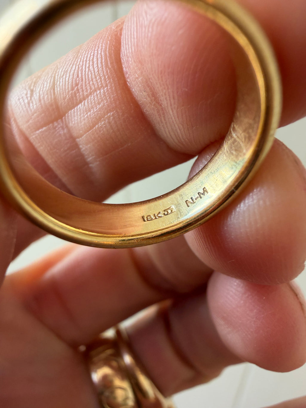 comfort fit pipe cut 18k gold band