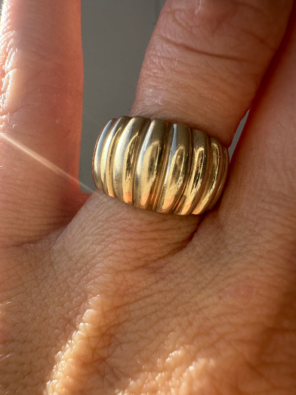 tapered ribbed ring
