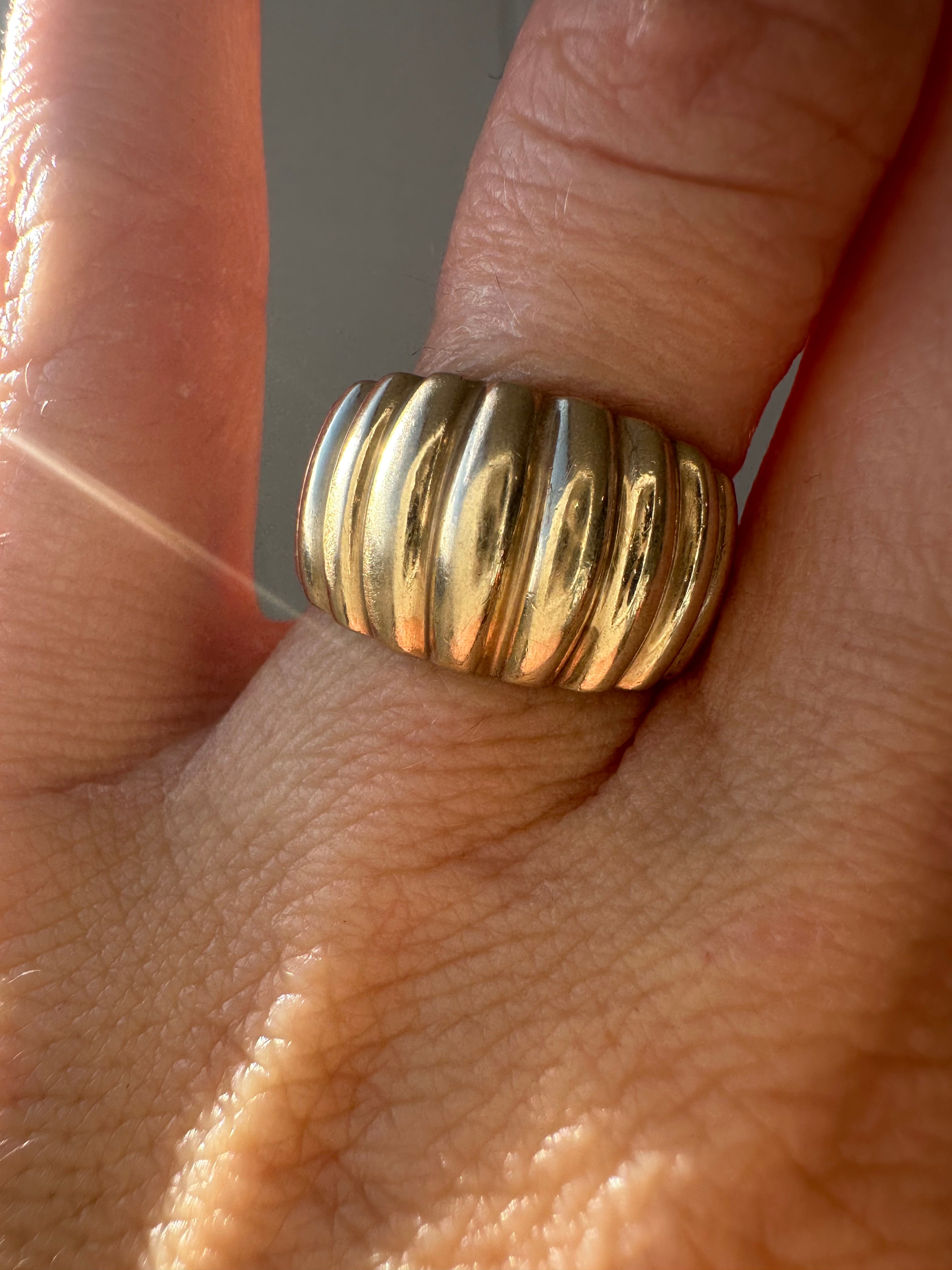 tapered ribbed ring