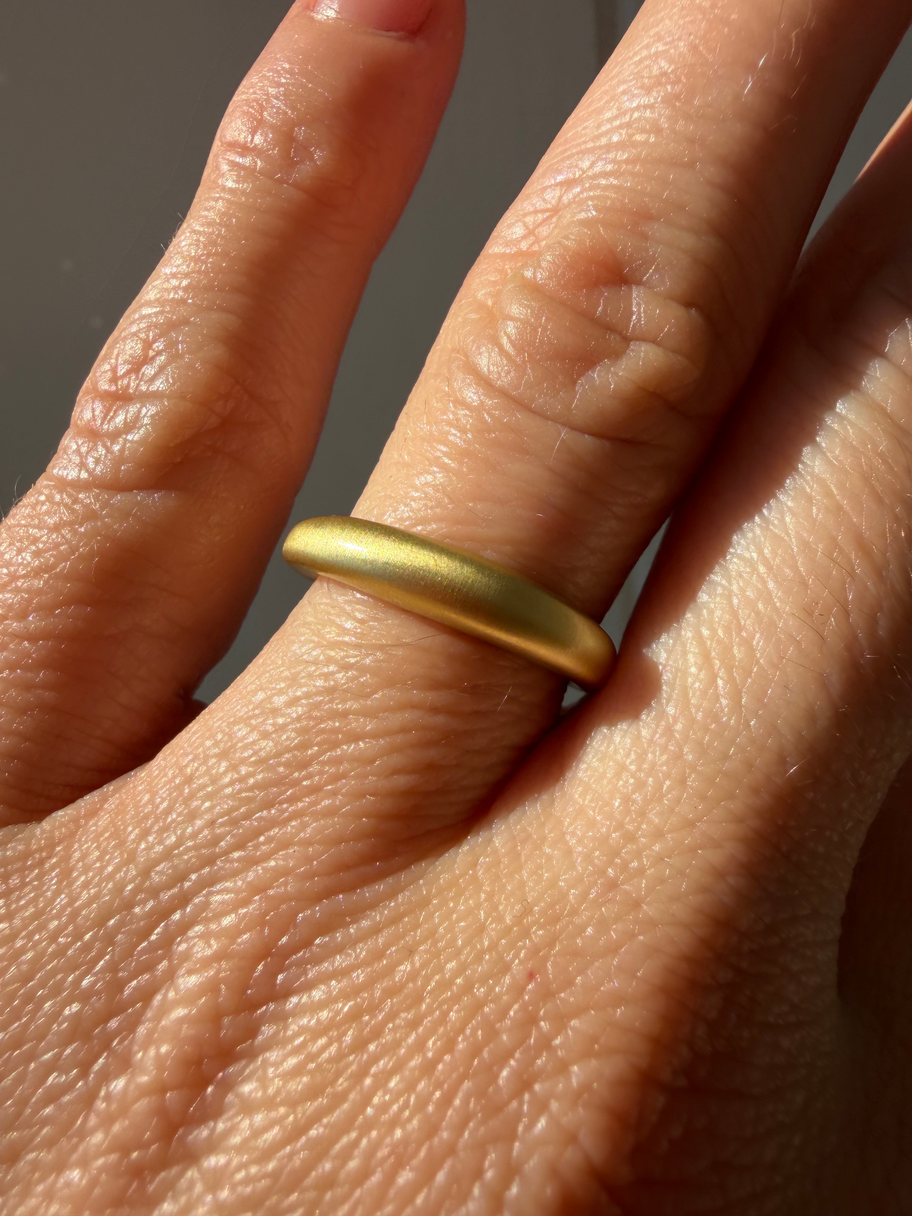 18k matte finish graduated donut band
