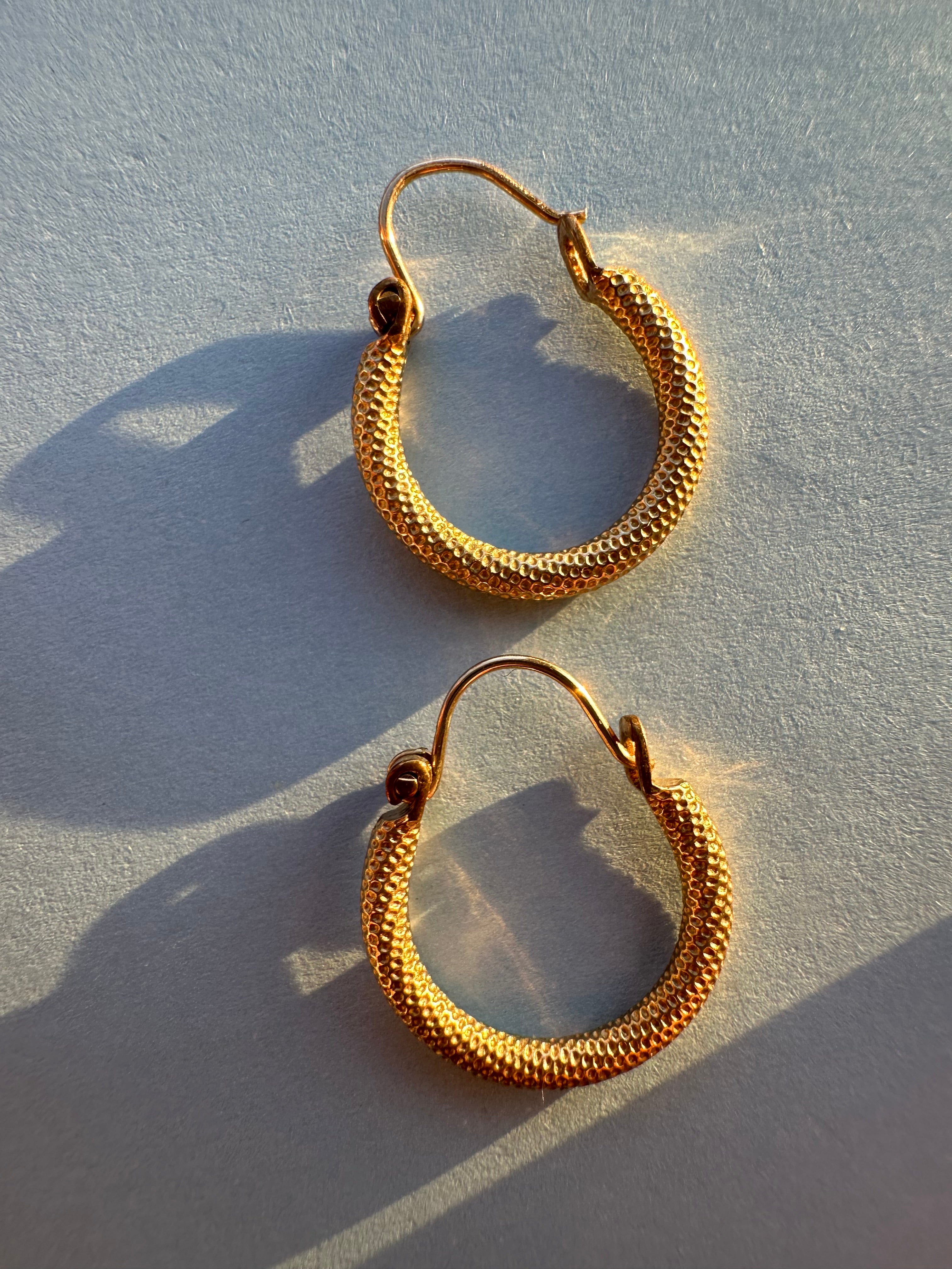 Knurled texture hoops