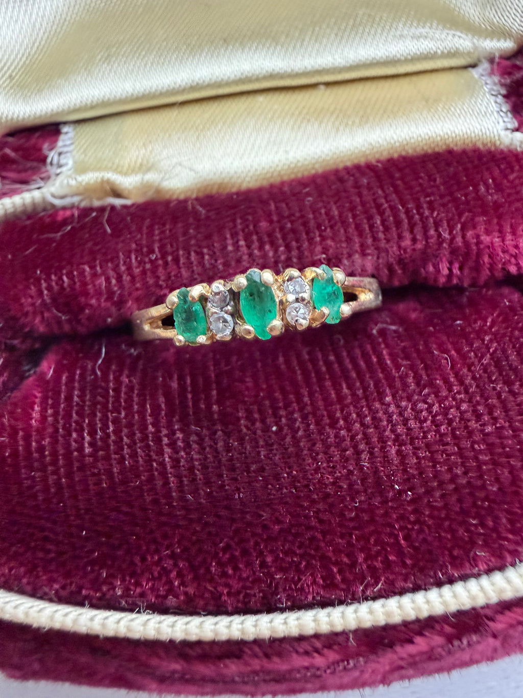 oval cut emerald and round cut diamond ring