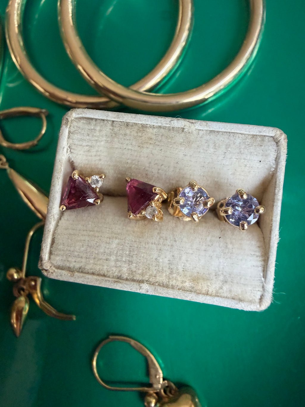 lilac tanzanite and yellow gold stud