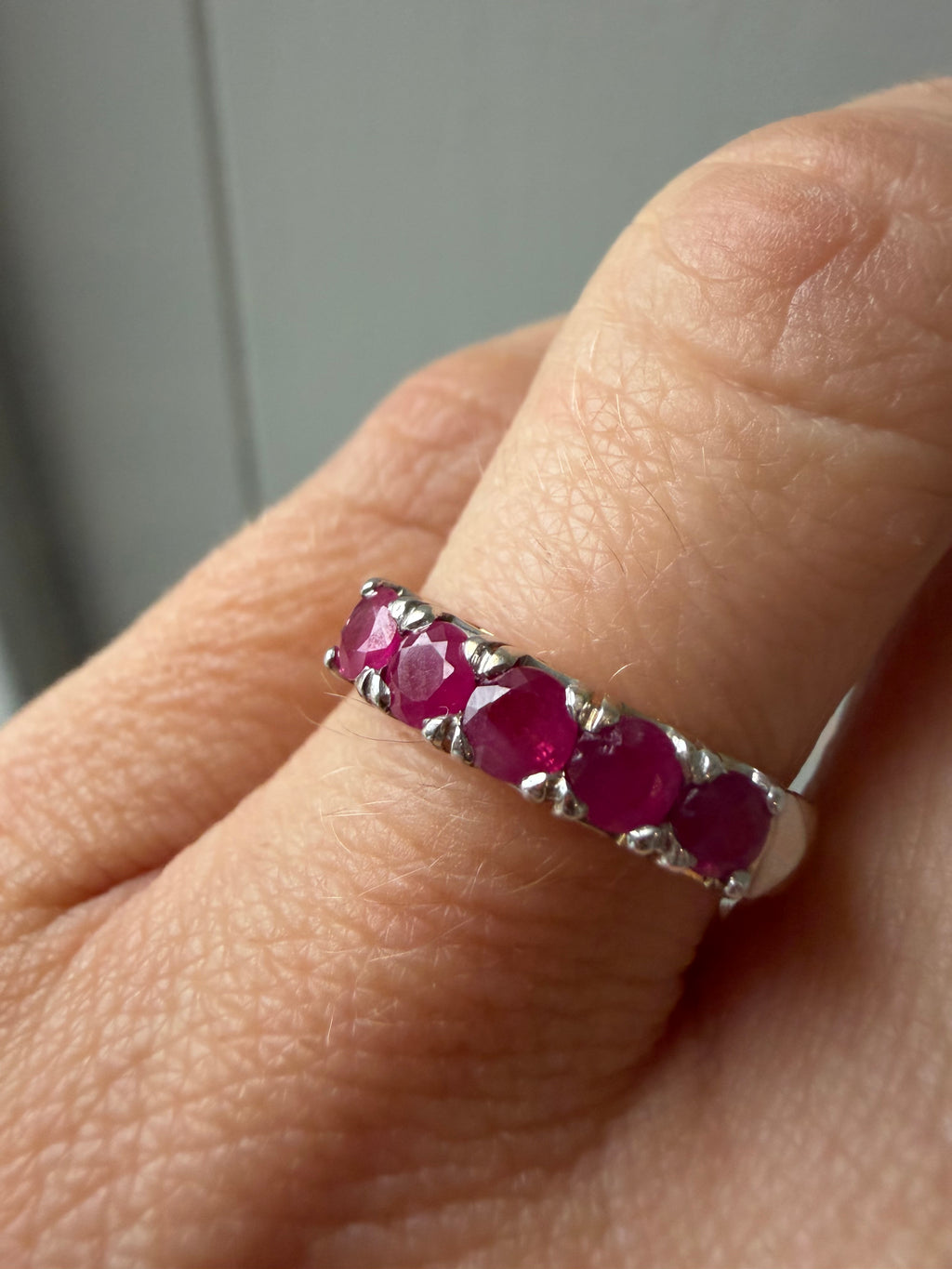 18k gold natural ruby band with white gold hearts