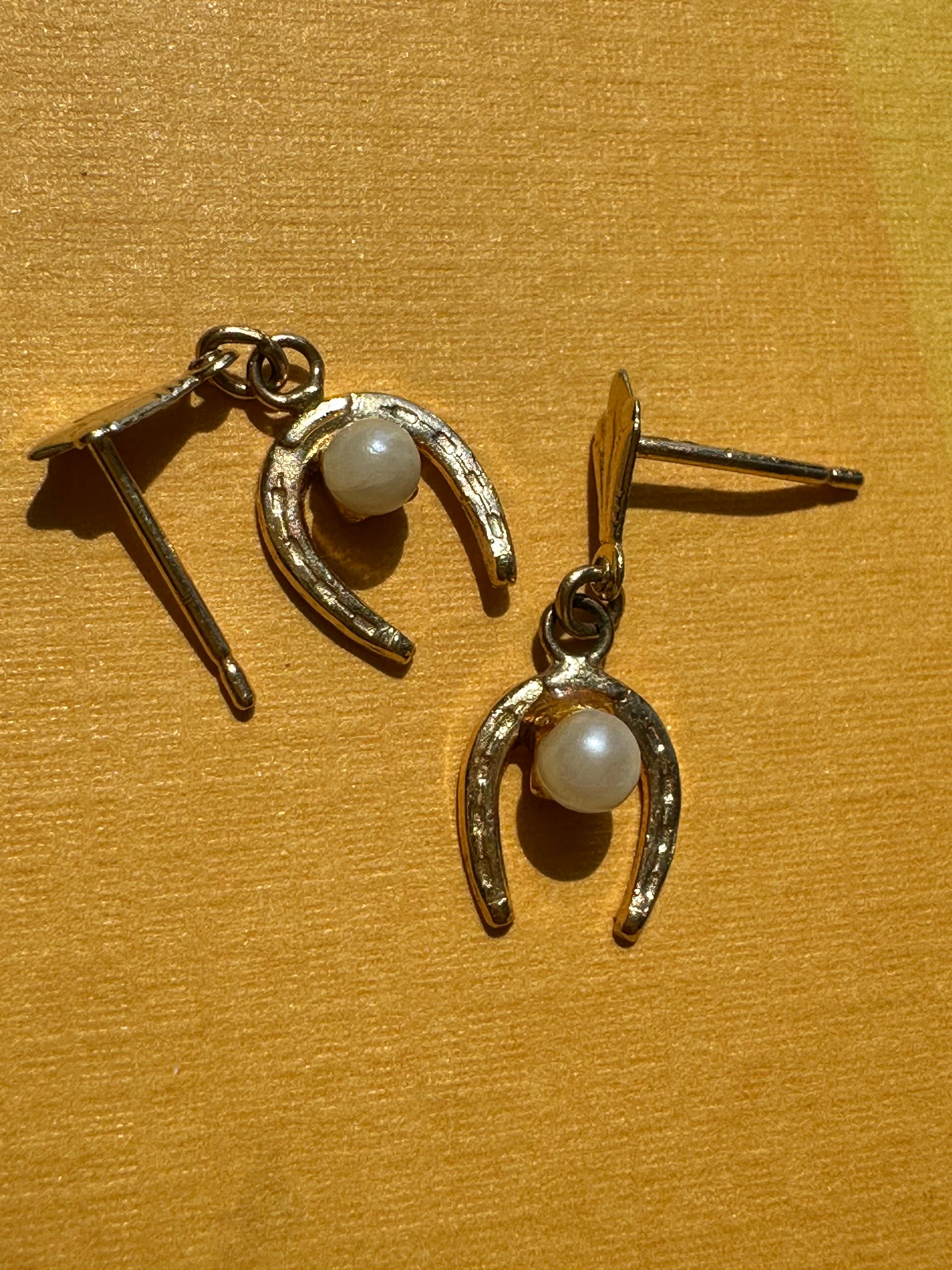 horseshoe pearl dangle