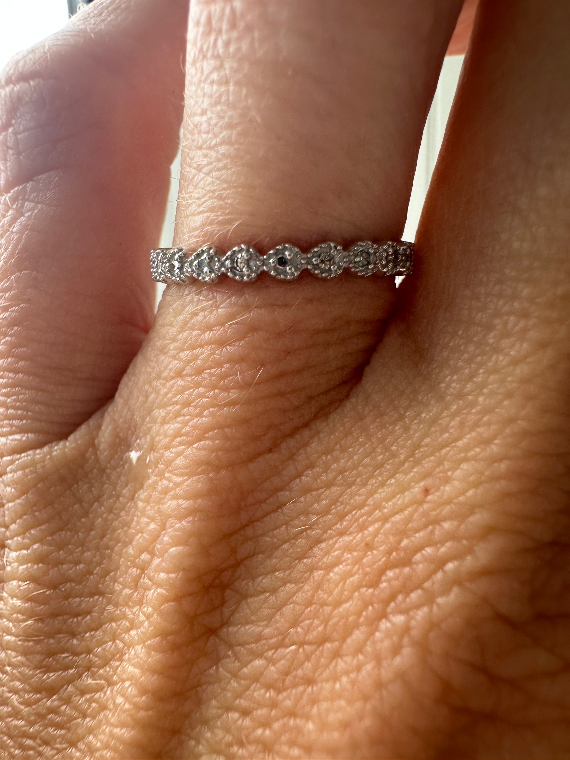 10k white scallopy diamond band