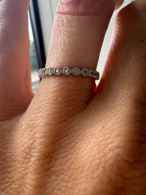 10k white scallopy diamond band