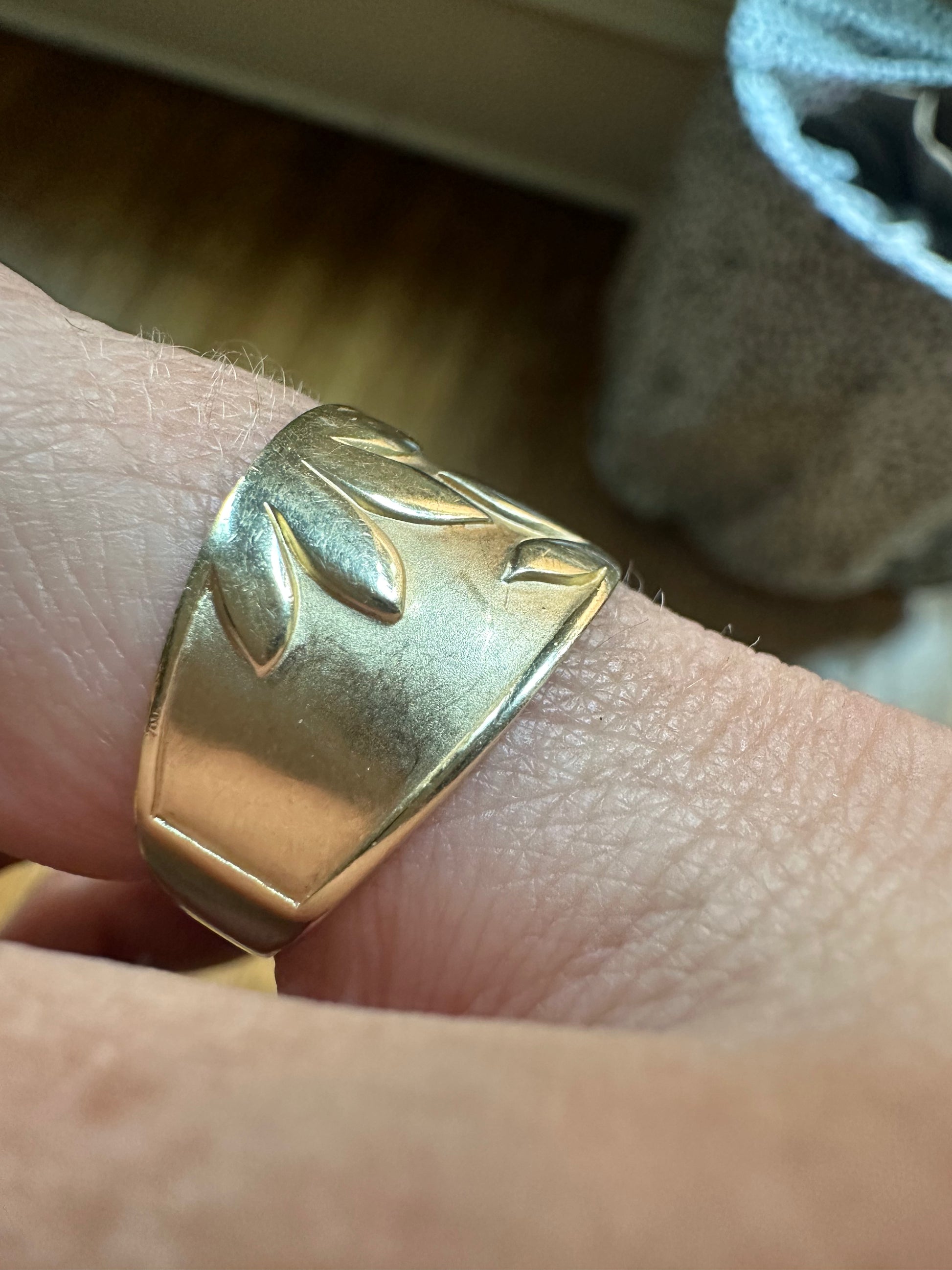 tapered band with leaves and satin finish