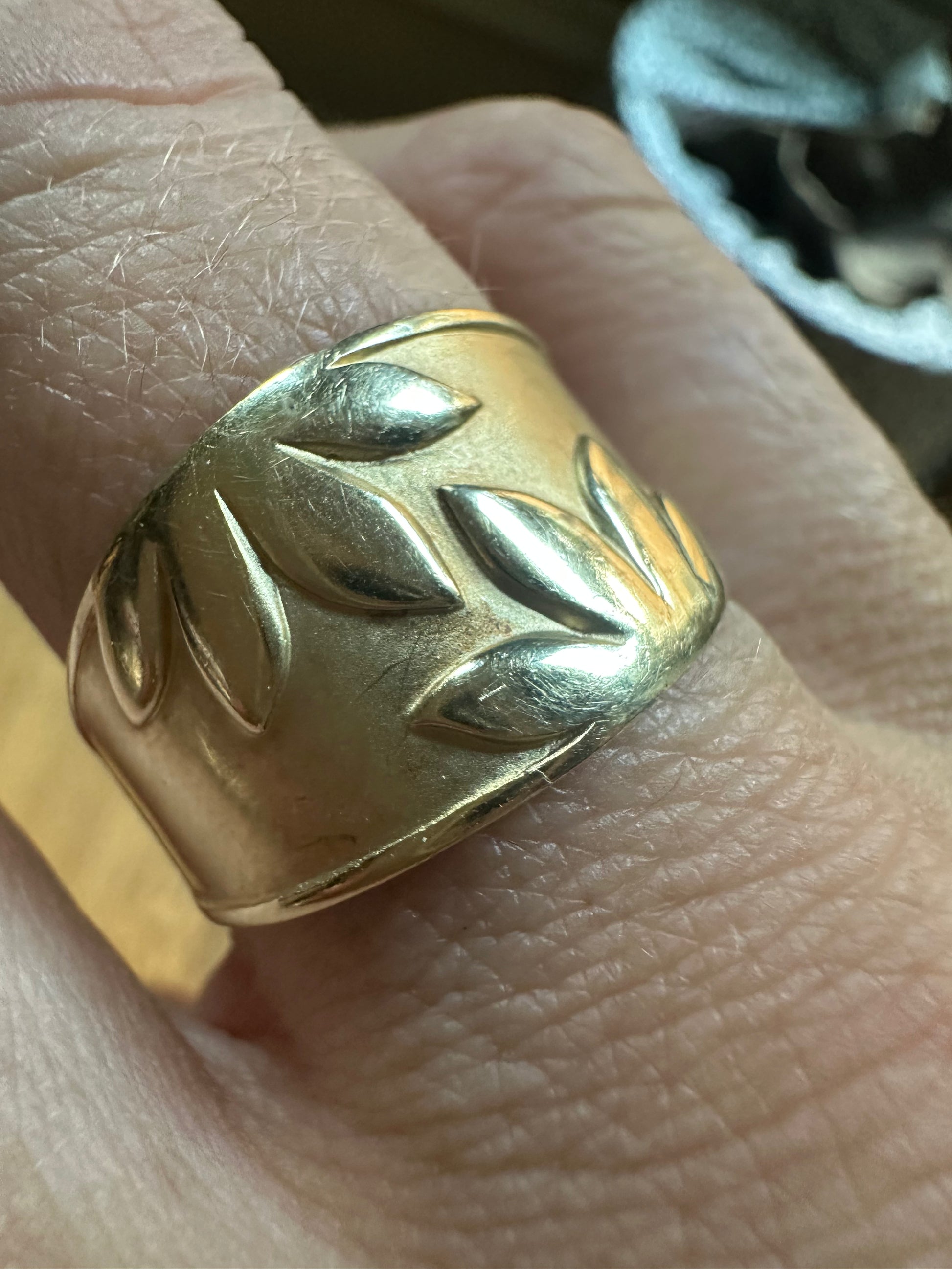 tapered band with leaves and satin finish