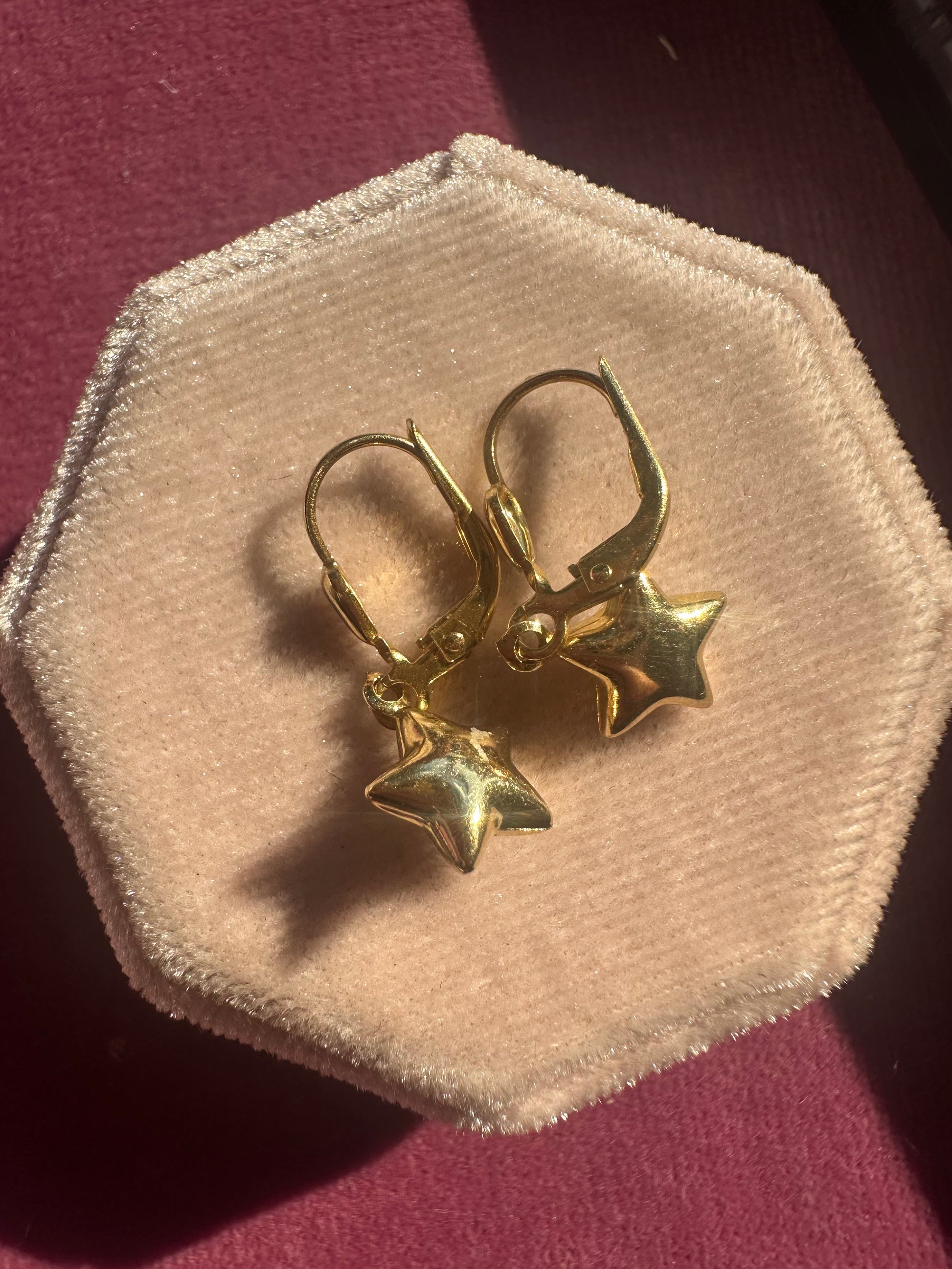 dangling puffy stars 18k gold