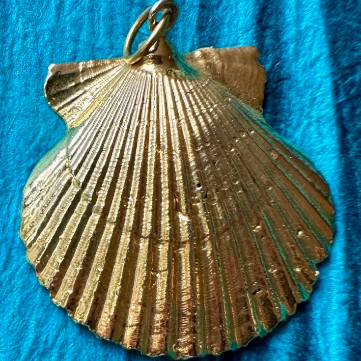 Vintage gold plated shell pendant