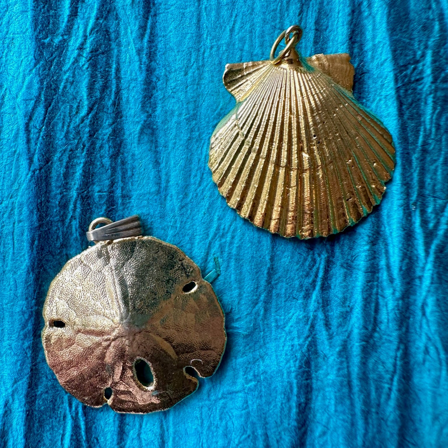 Vintage gold plated sand dollar pendant