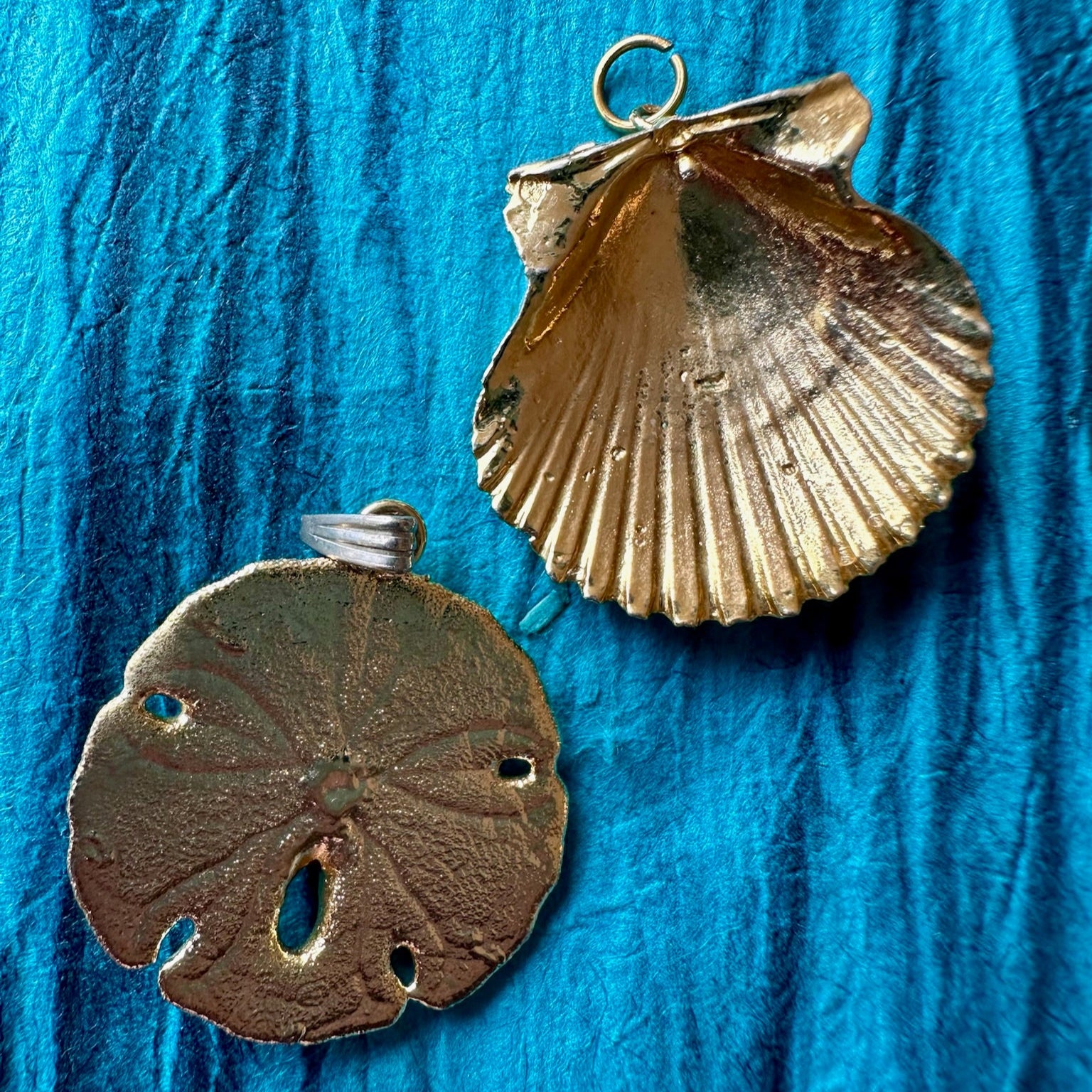 Vintage gold plated sand dollar pendant
