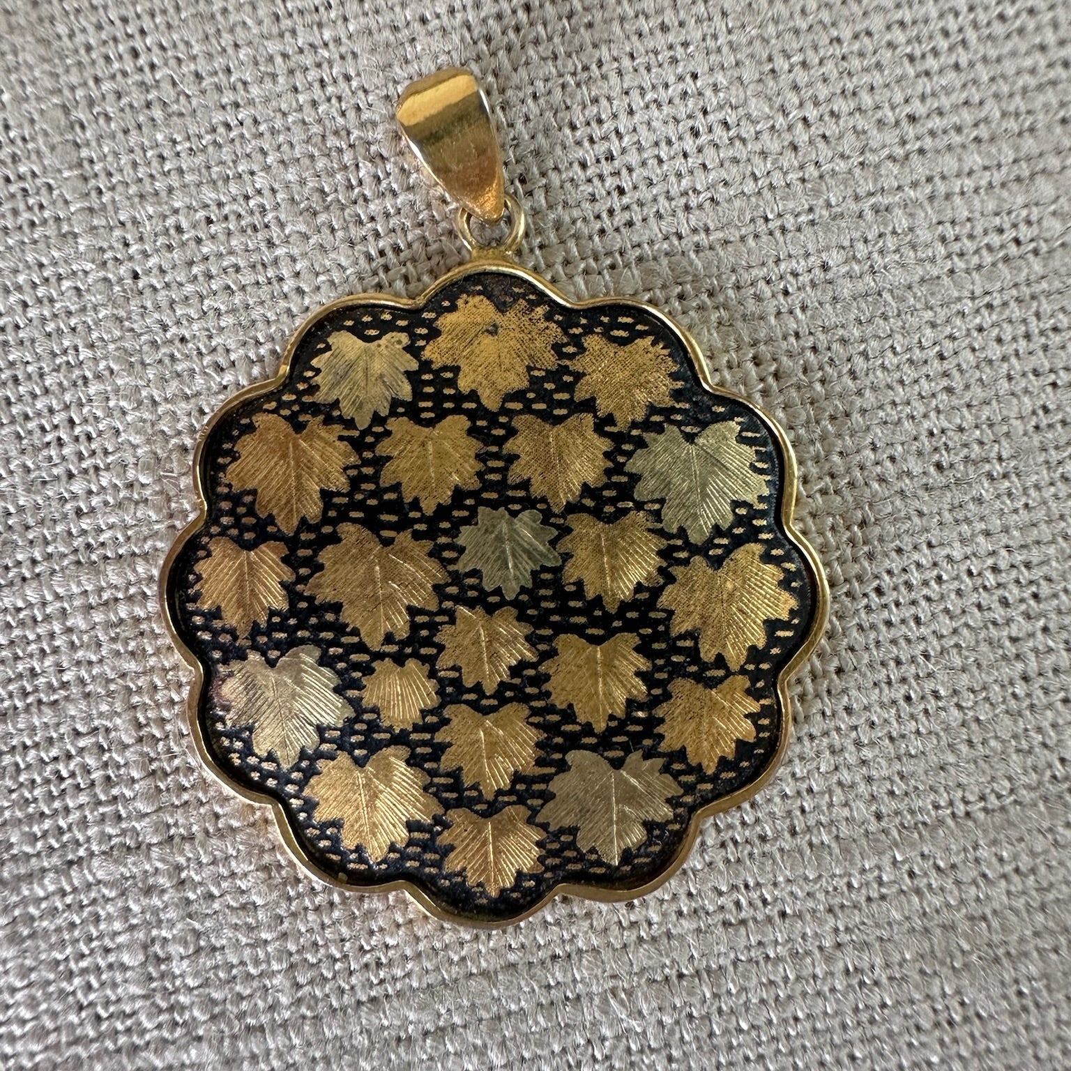 Vintage gold plated leaf-detailed pendant