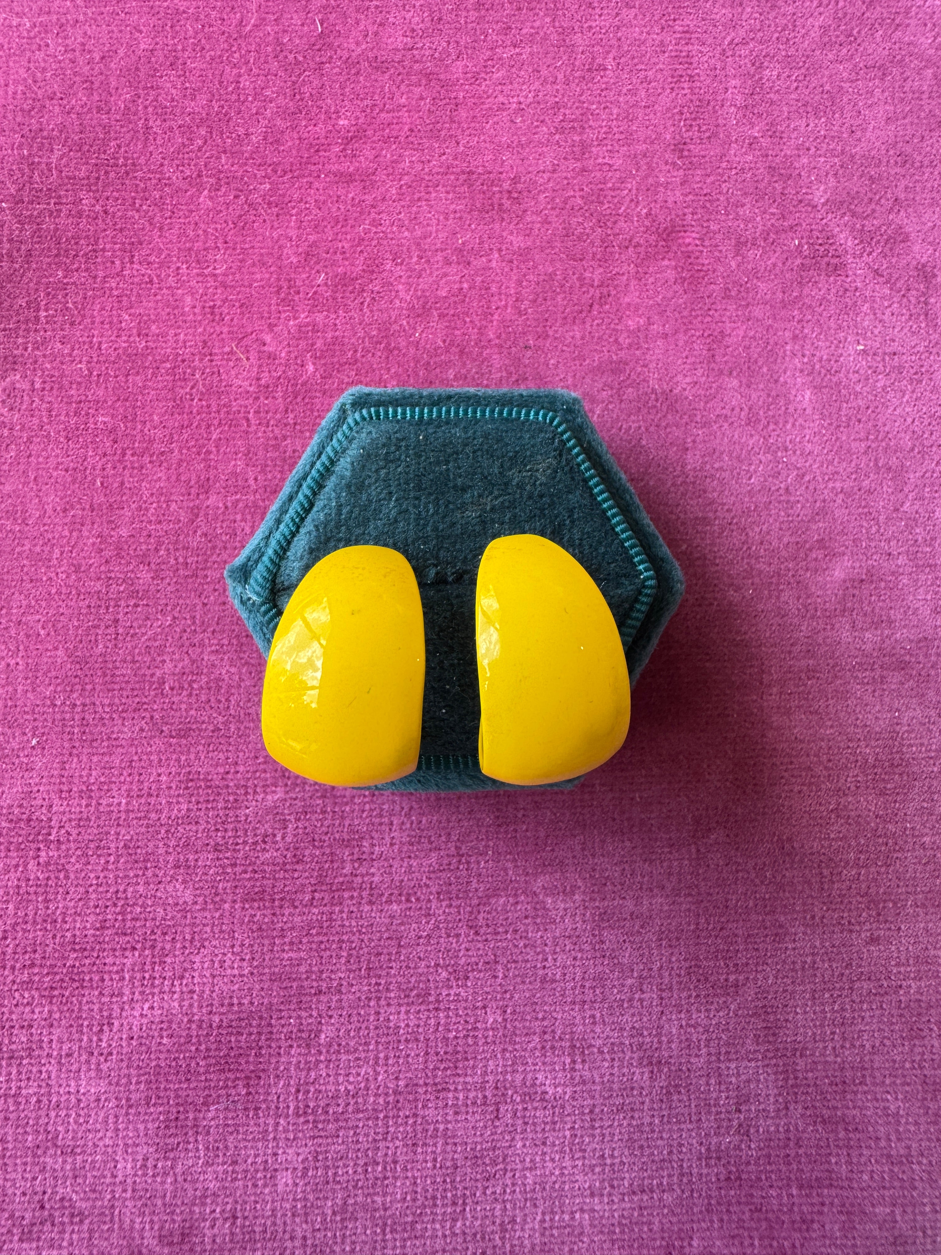 Fun vintage enamel hoop earrings