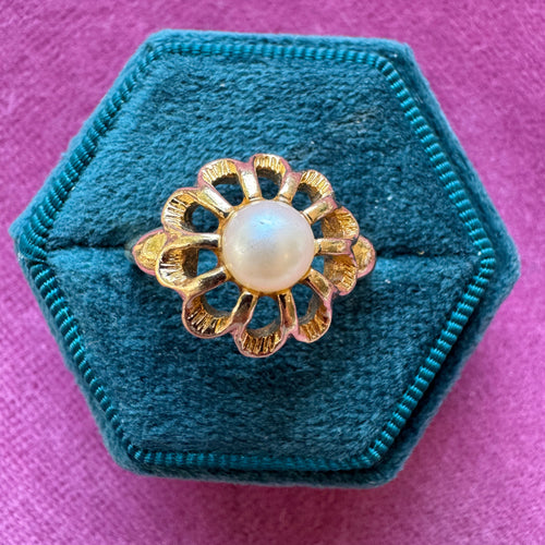 Beautiful vintage gold plated pearl flower ring
