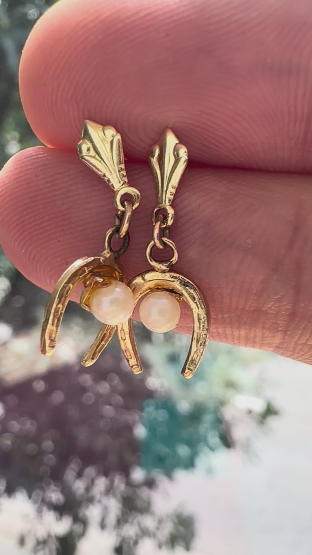 horseshoe pearl dangle