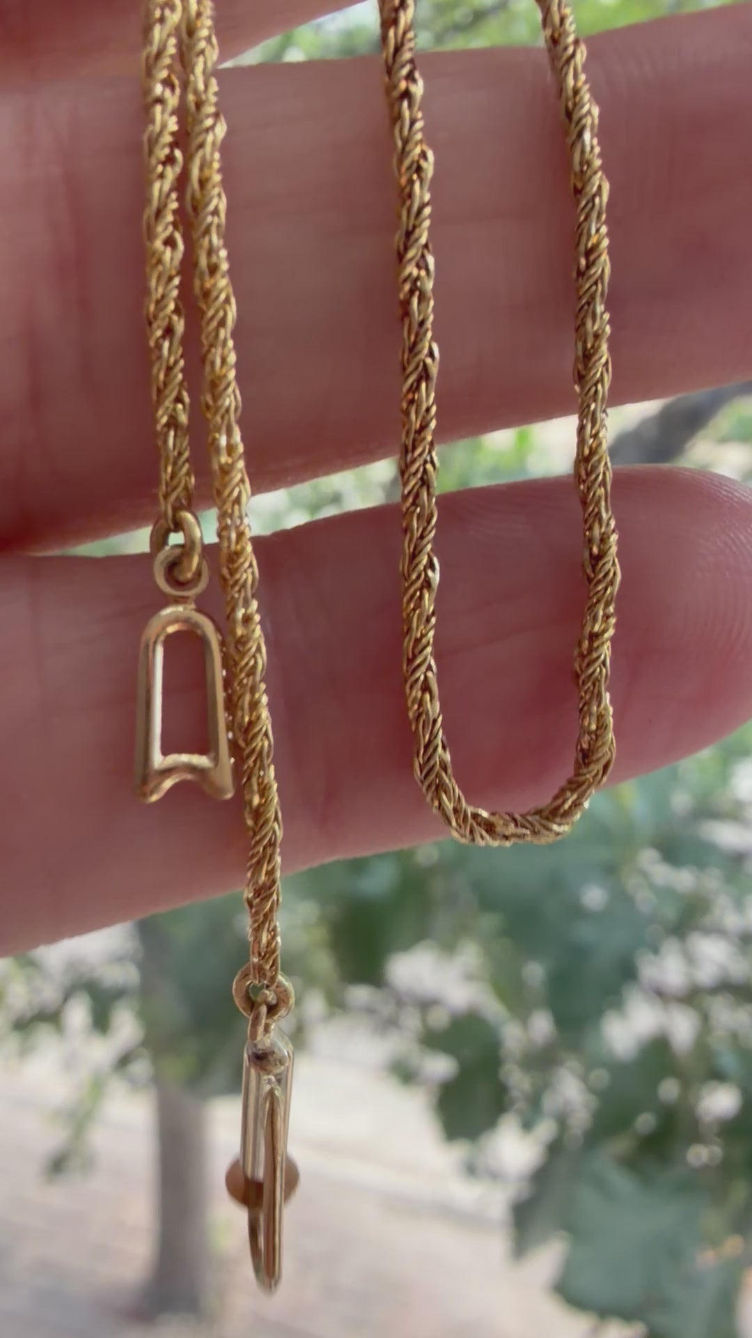 15.5" sparkly twist link chain with great clasp