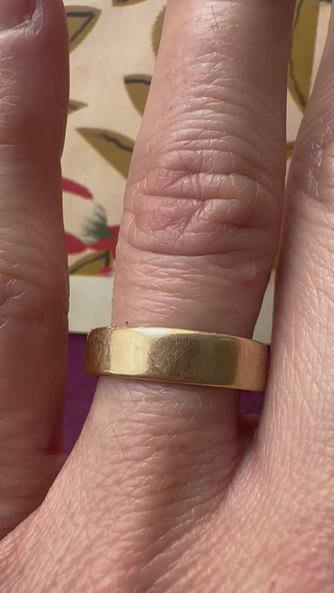 1974 pipecut gold band size 9 // 5.4mm