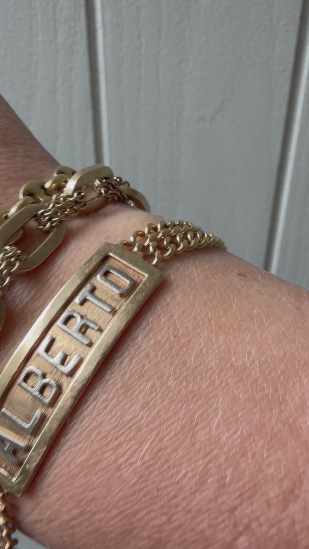 18k gold double curb ID bracelet with raised ALBERTO