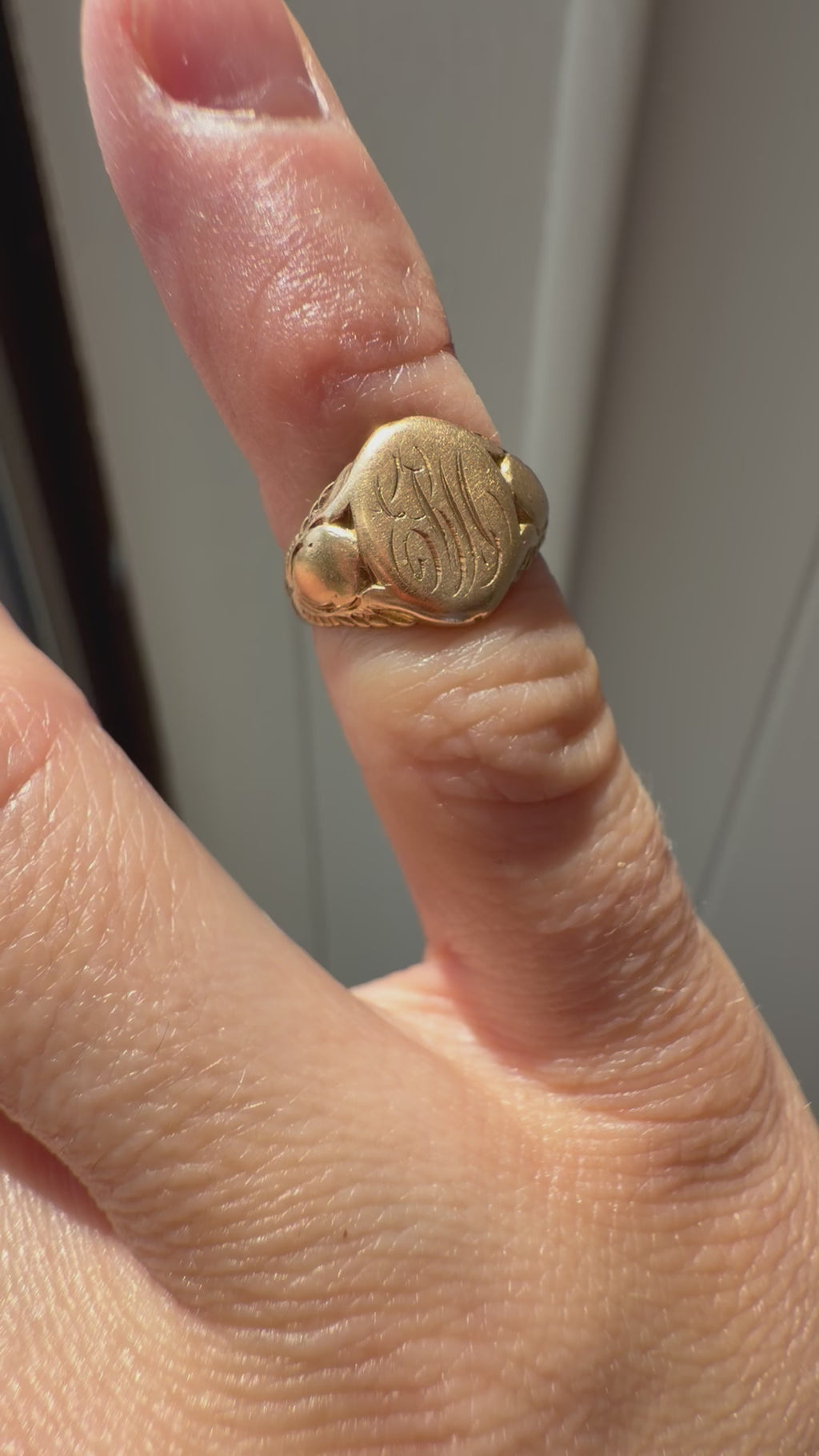 scrolly signet with faint engraving