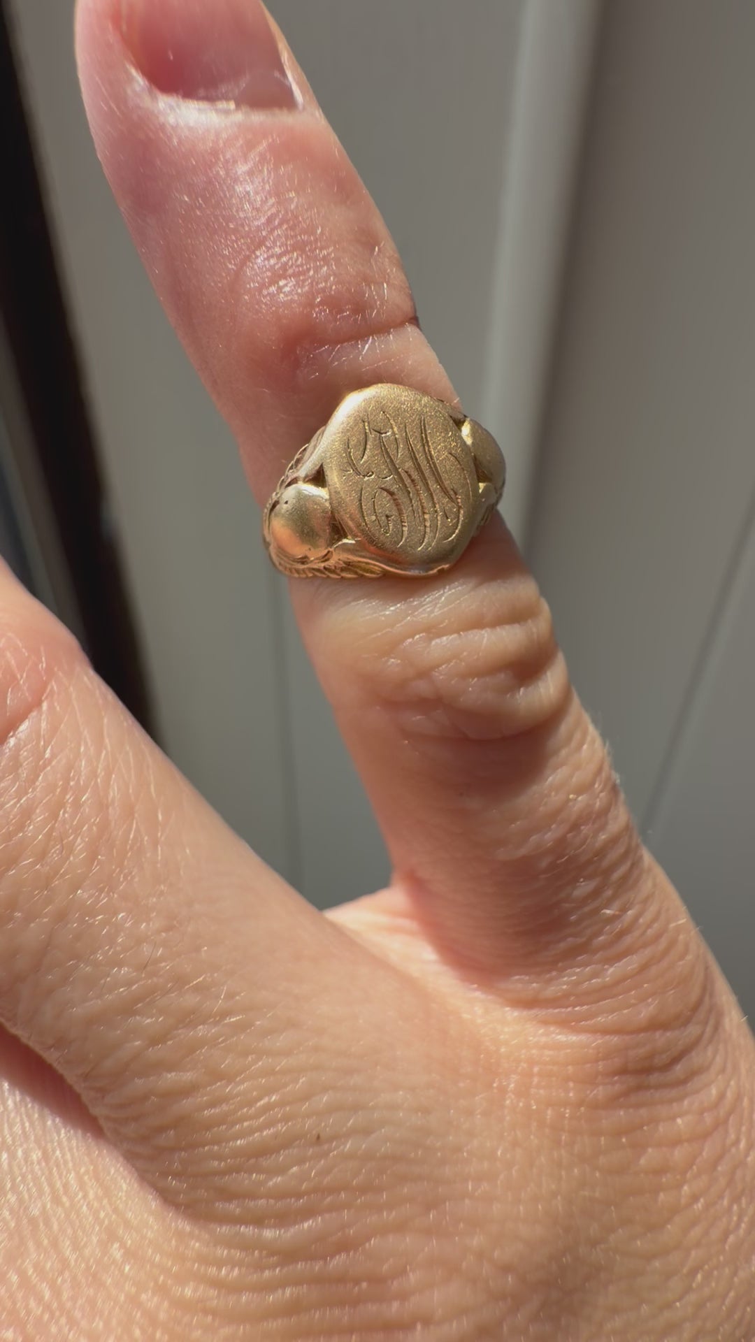 scrolly signet with faint engraving