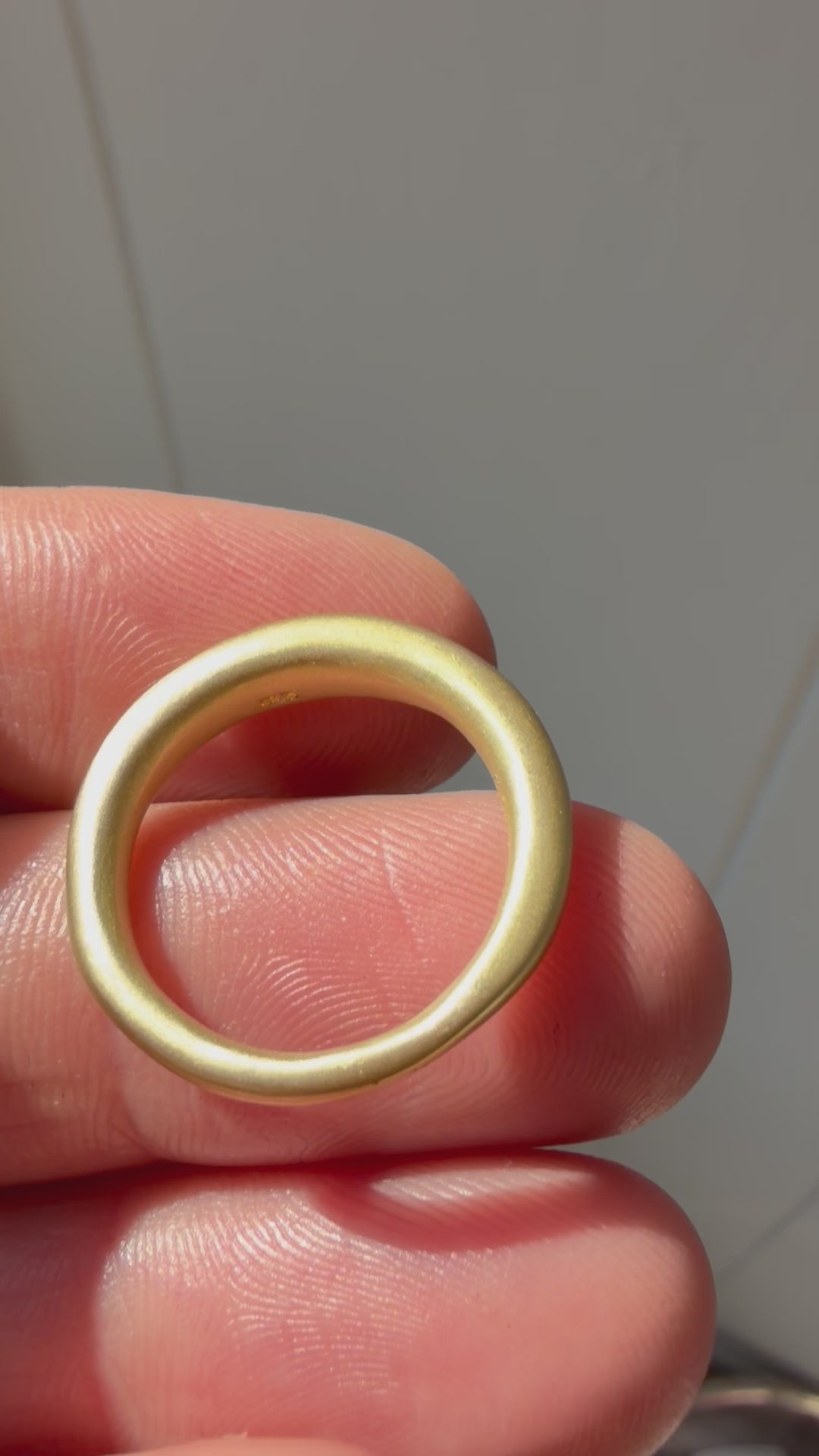 18k matte finish graduated donut band