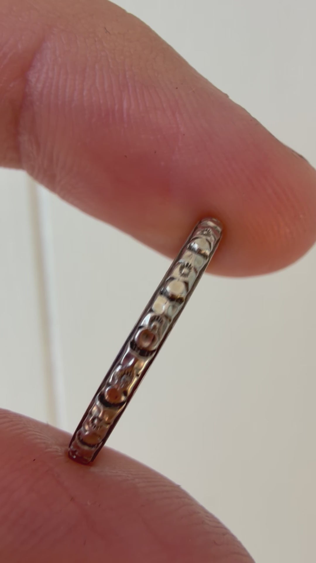 18k white gold art deco floral band